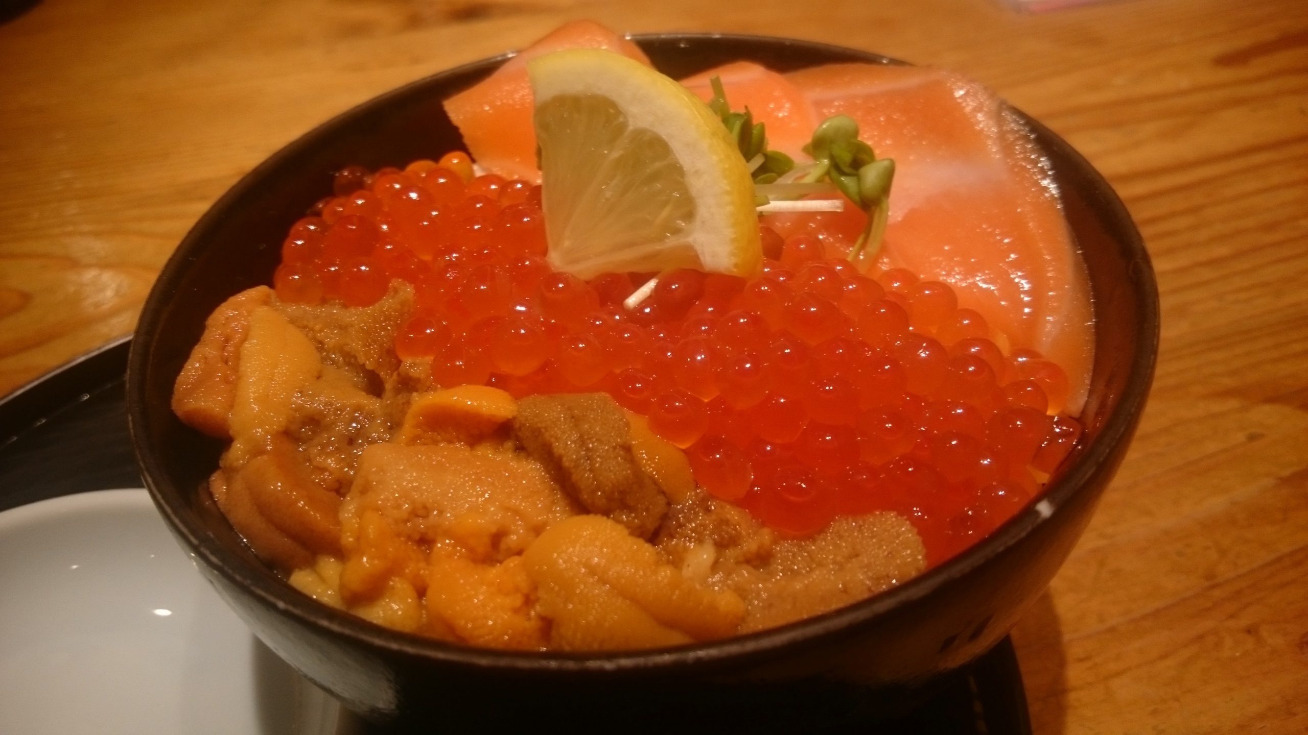 北海道のどんぶり茶屋で”サーモン、いくら、うに三色丼”を食べてみる