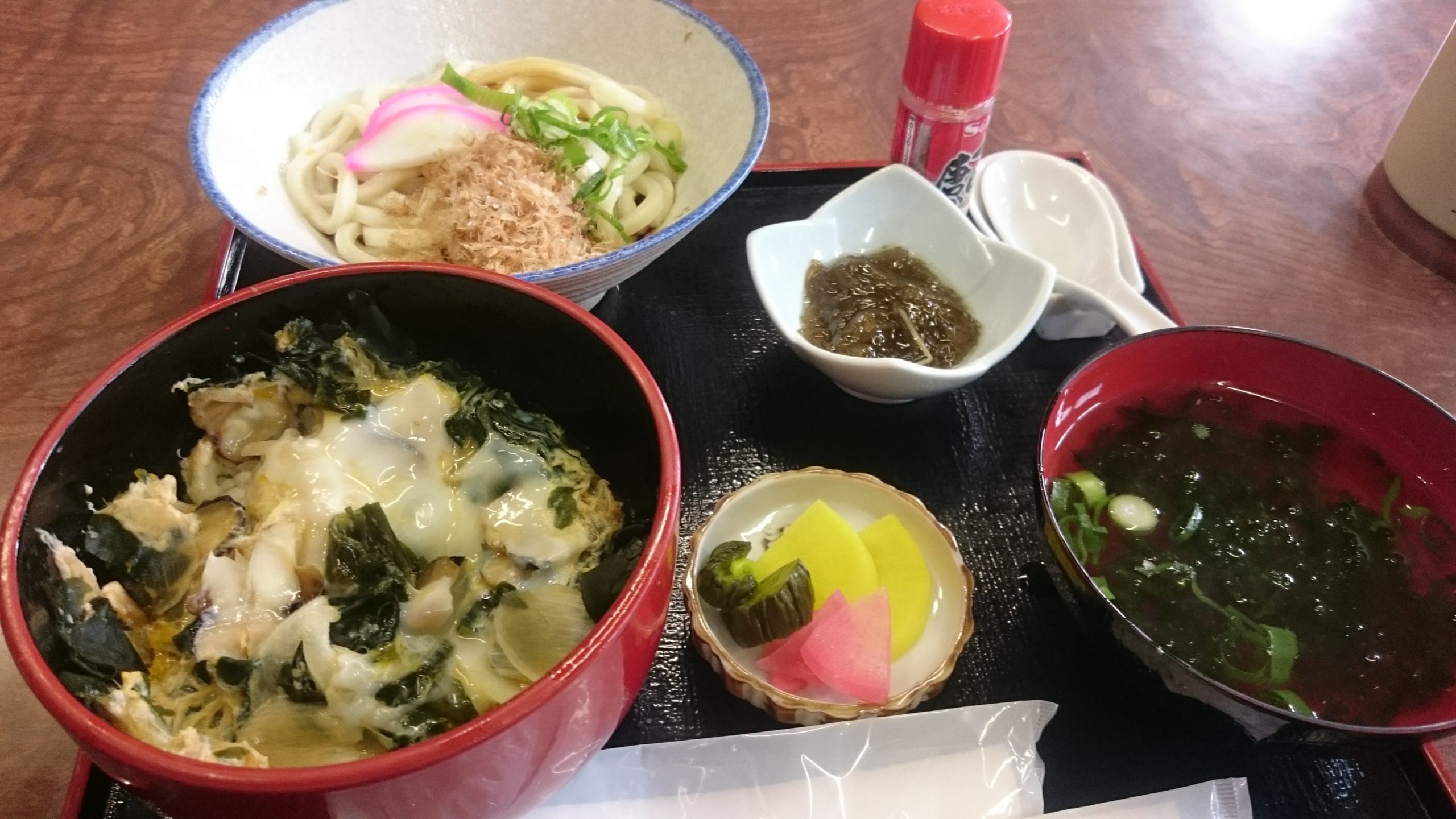 三重県の定食屋 東洋一でさざえ丼と伊勢うどんのセット定食を食べてみる