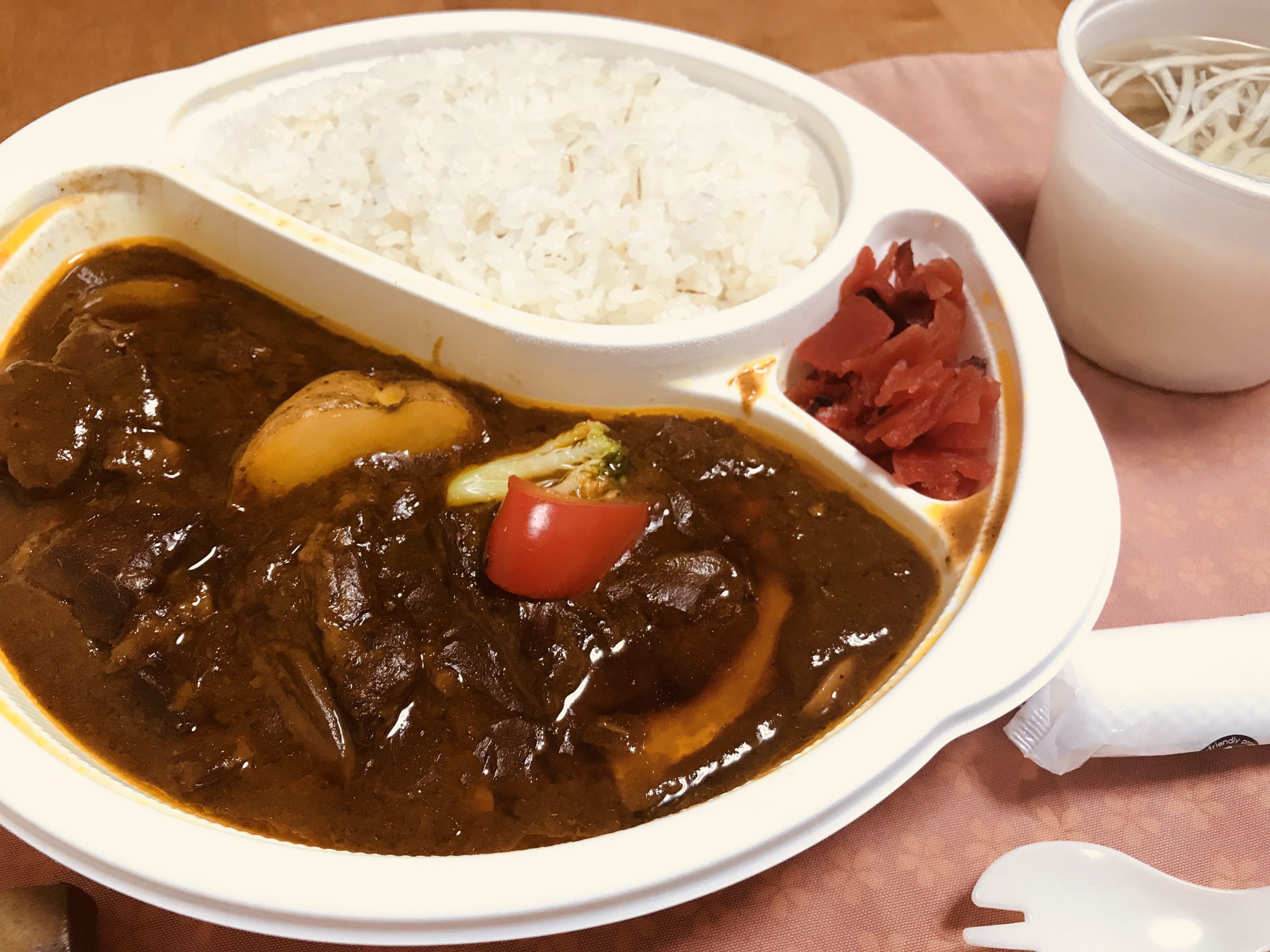 愛知県のレストラン 仙臺杜の牛たんカレーの牛タンカレーとテールスープを食べてみる