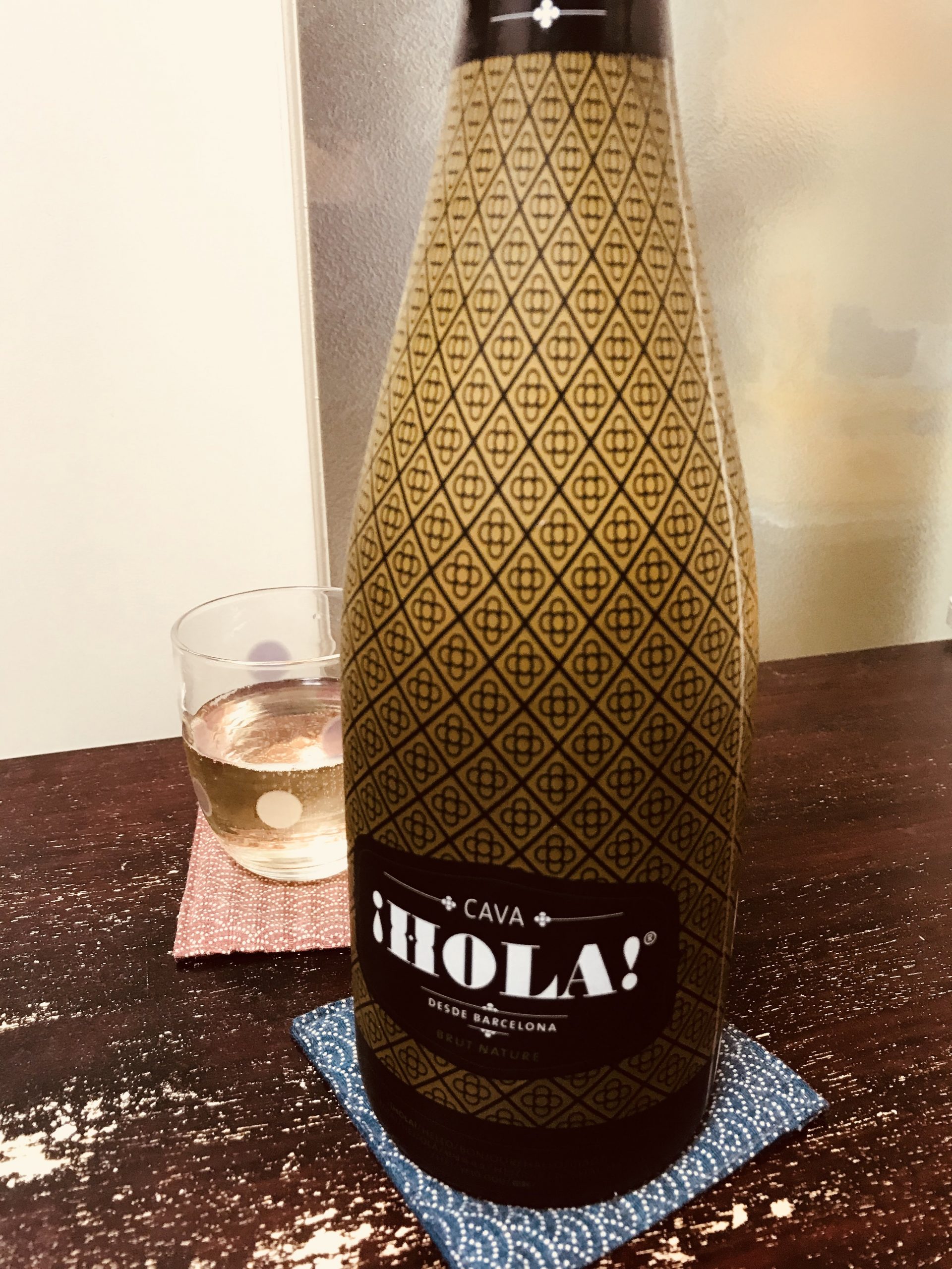 スペインのスパークリングワイン “HOLA! CAVA BRUT NATURE”を飲んでみる