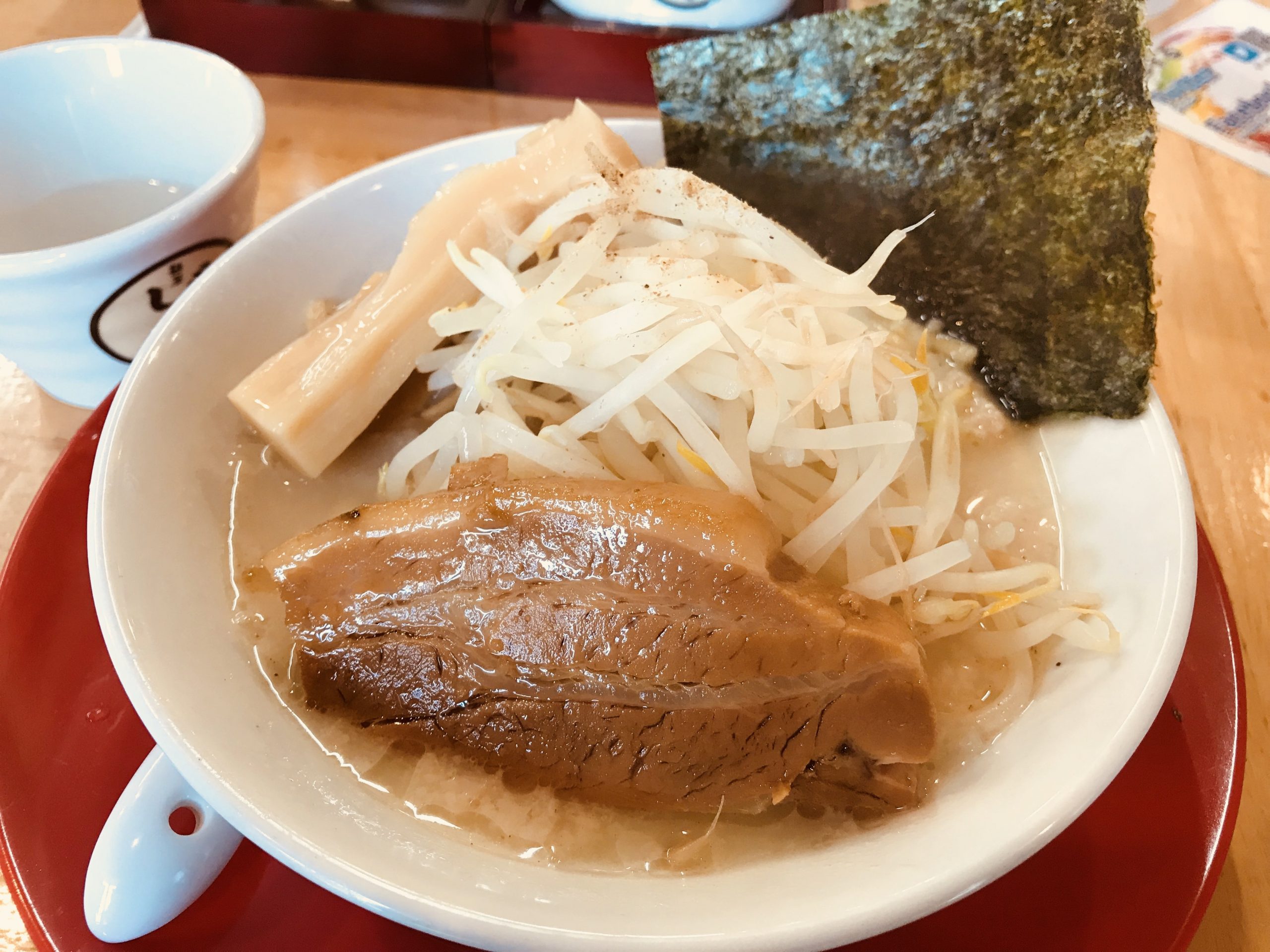 愛知県豊田市のラーメン屋 しずるで塩ラーメン ハーフを食べてみる