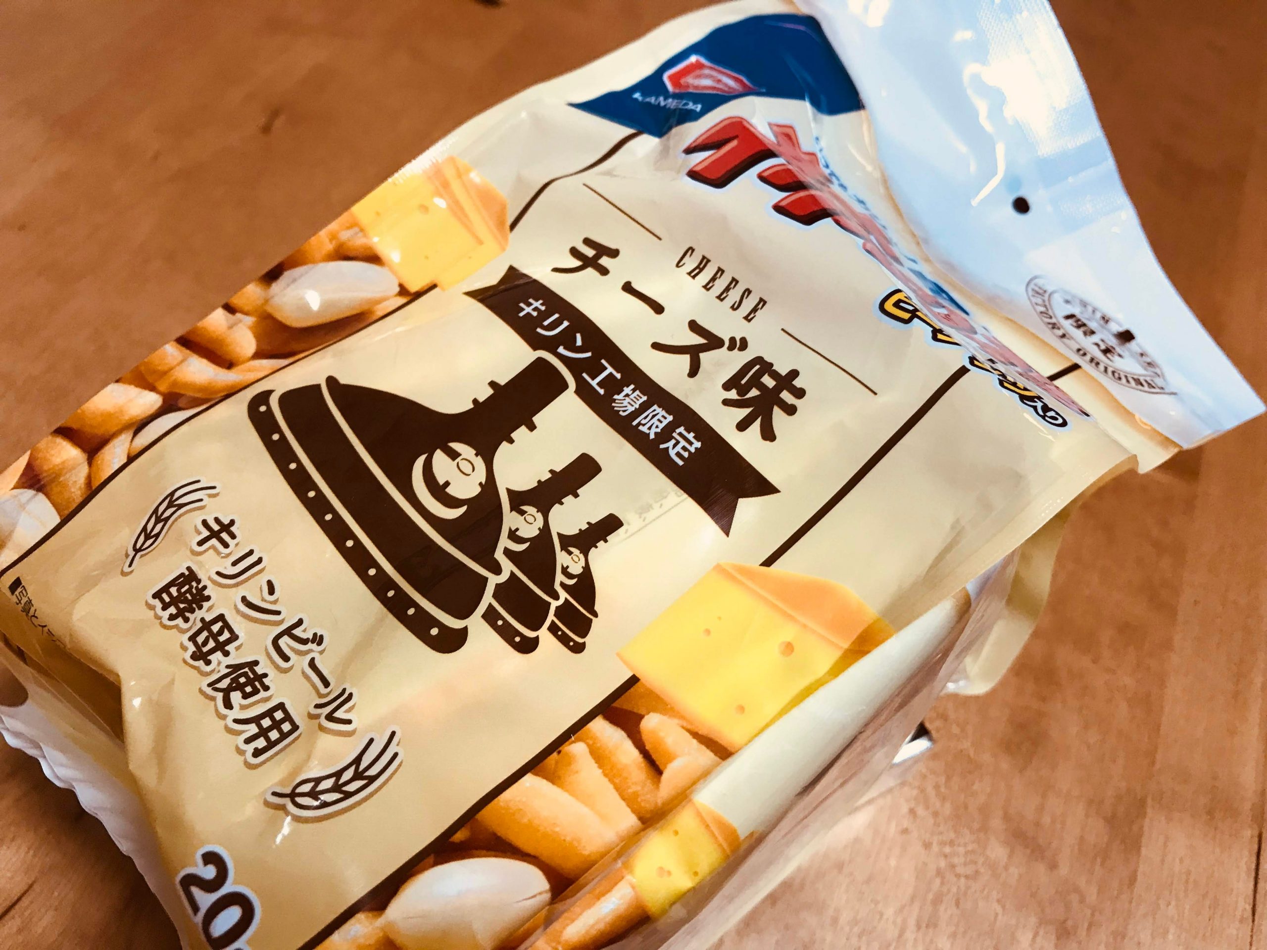 亀田製菓の柿の種 チーズ味を食べてみる