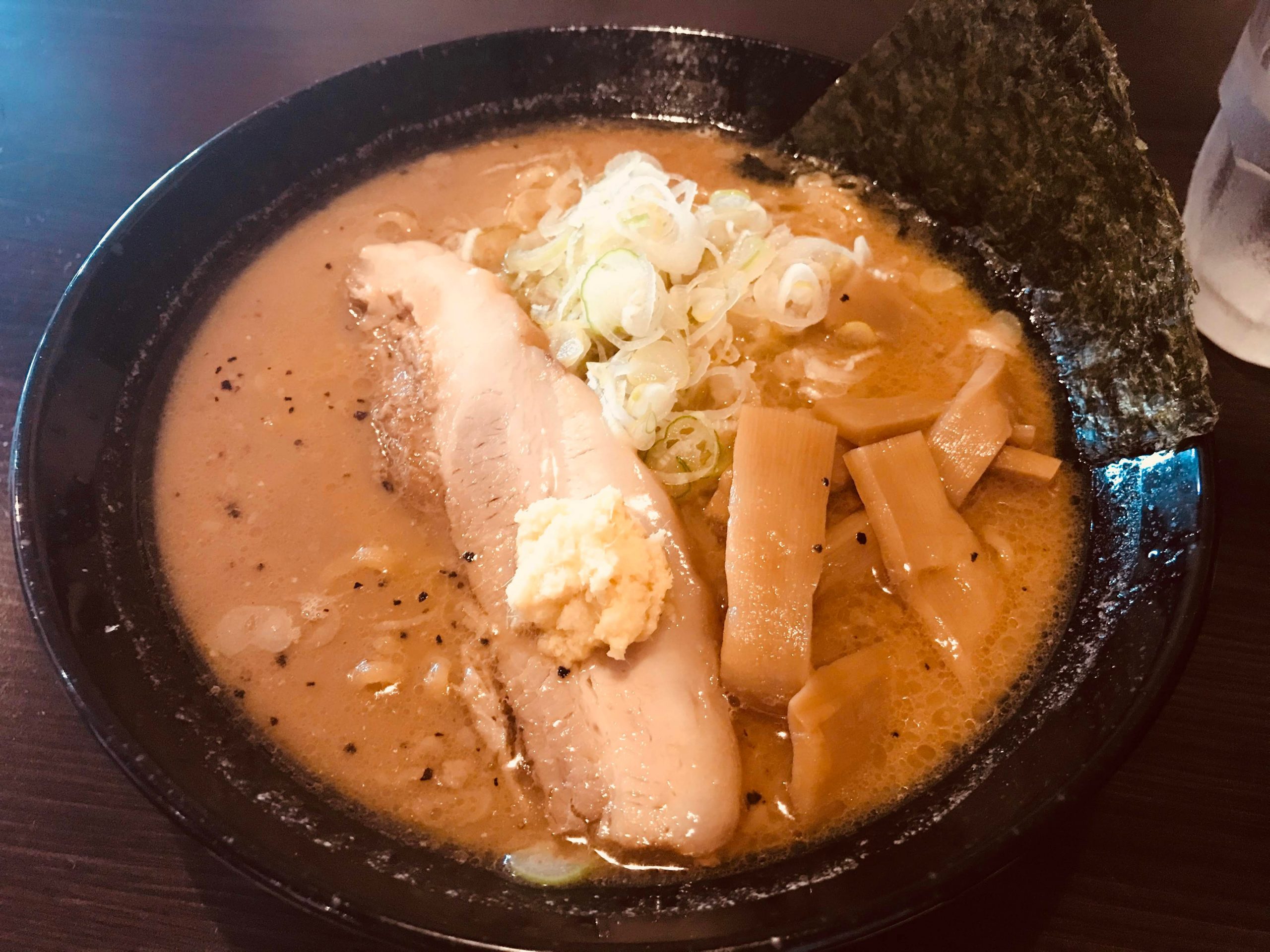 豊田市のラーメン屋 麺屋 八丸の”焙煎味噌豚骨ラーメン”を食べてみる