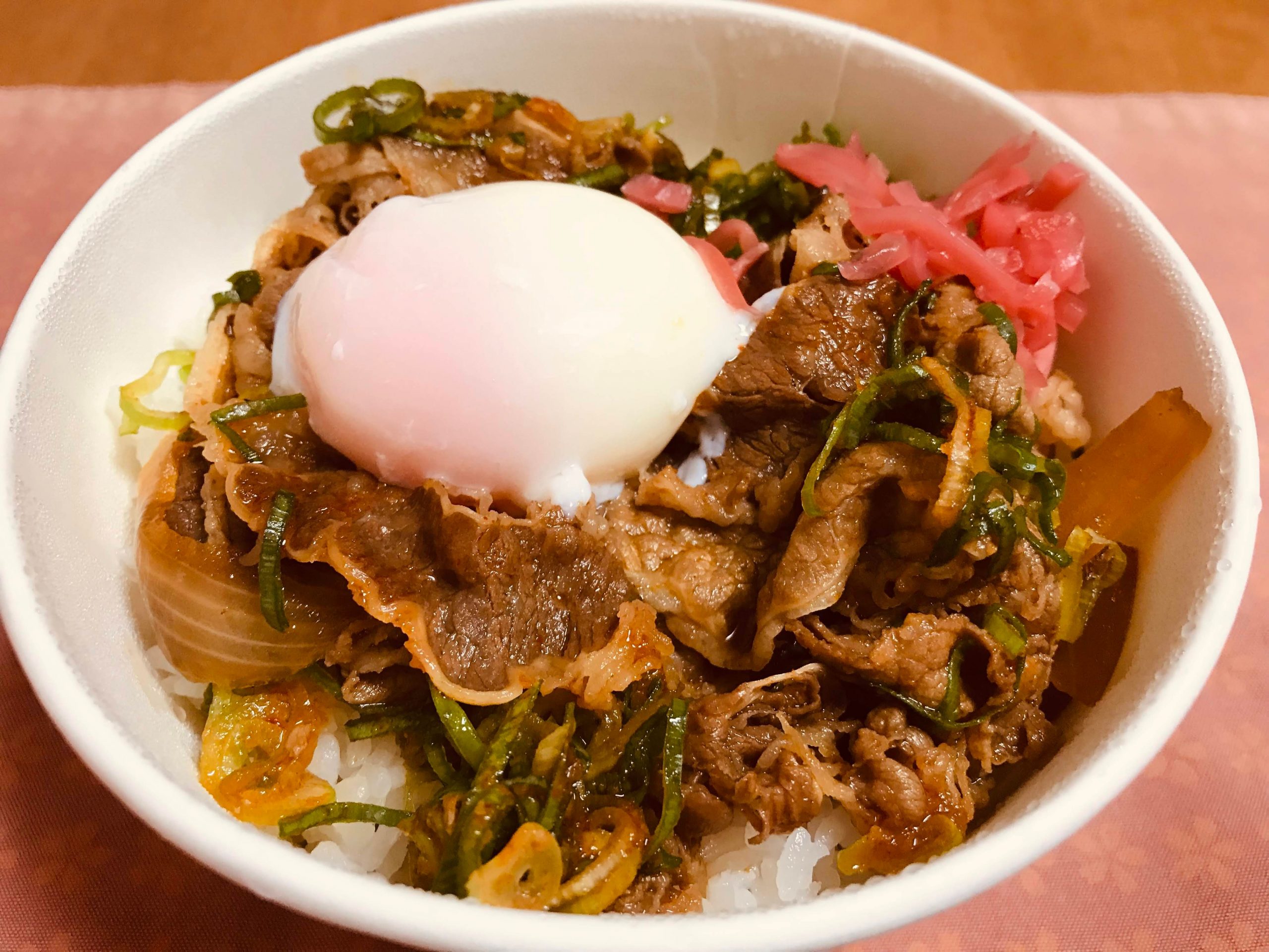 松屋の”ネギたっぷり旨辛ネギたま牛めし”を食べてみる