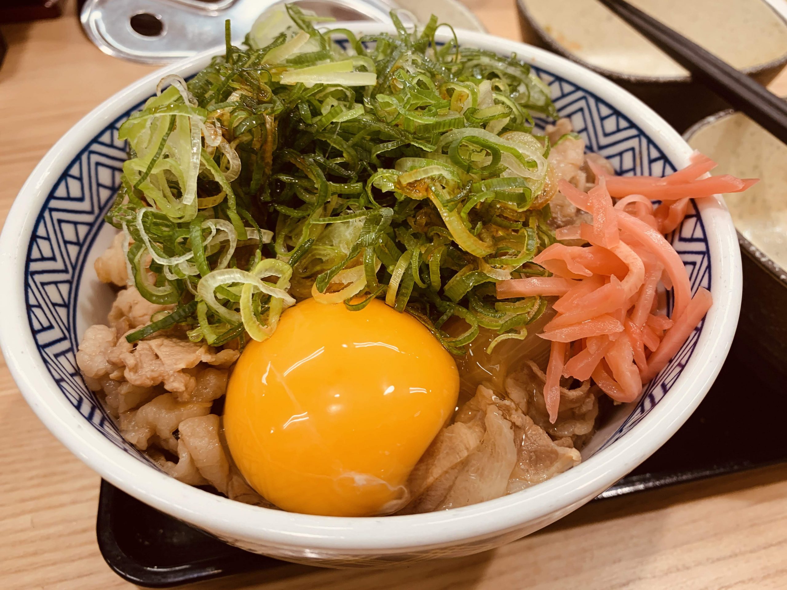 吉野家の牛ねぎ玉丼を食べてみる