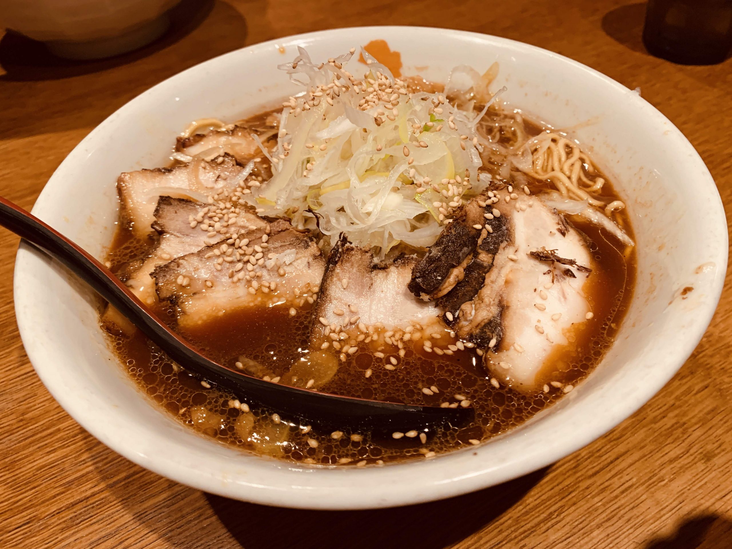 北海道旭川市のラーメン屋 旭川らーめん かすいで”しょうゆラーメン”を食べてみる