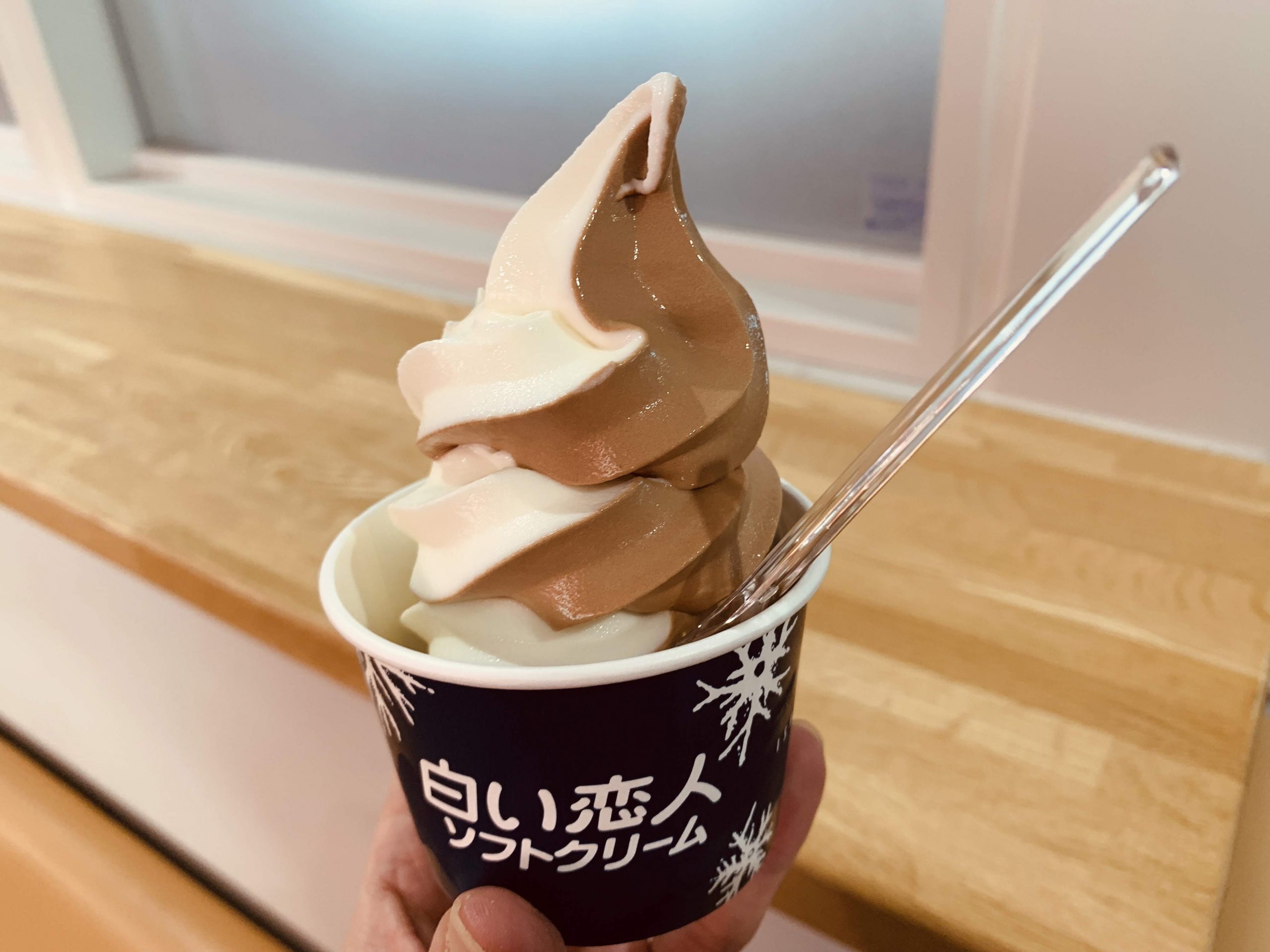 旭川空港にある売店 BLUESKYで白い恋人 ソフトクリームミックスを食べてみる