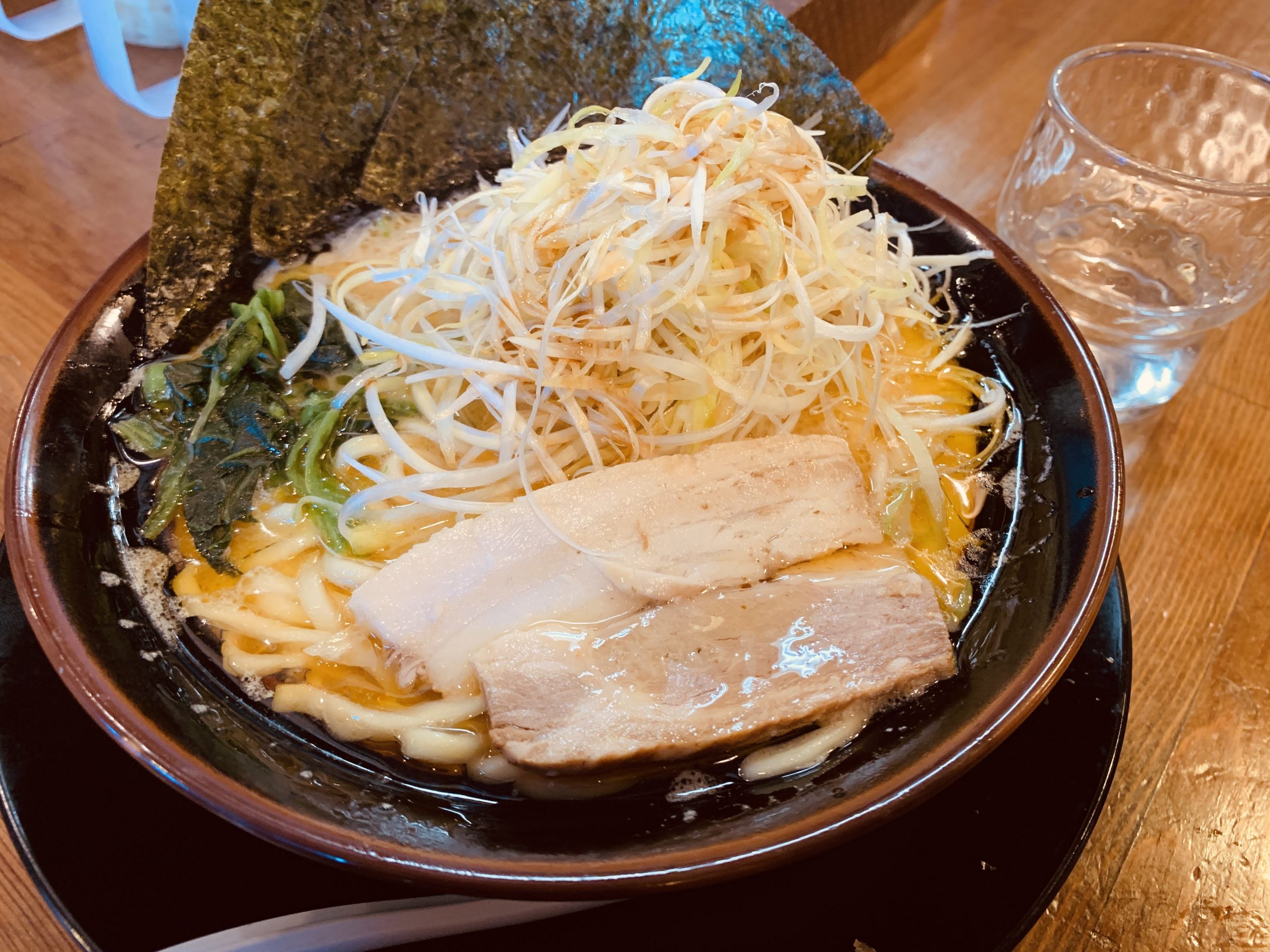 愛知県みよし市のラーメン屋 きがる家で”豚骨醤油ネギラーメン”を食べてみる