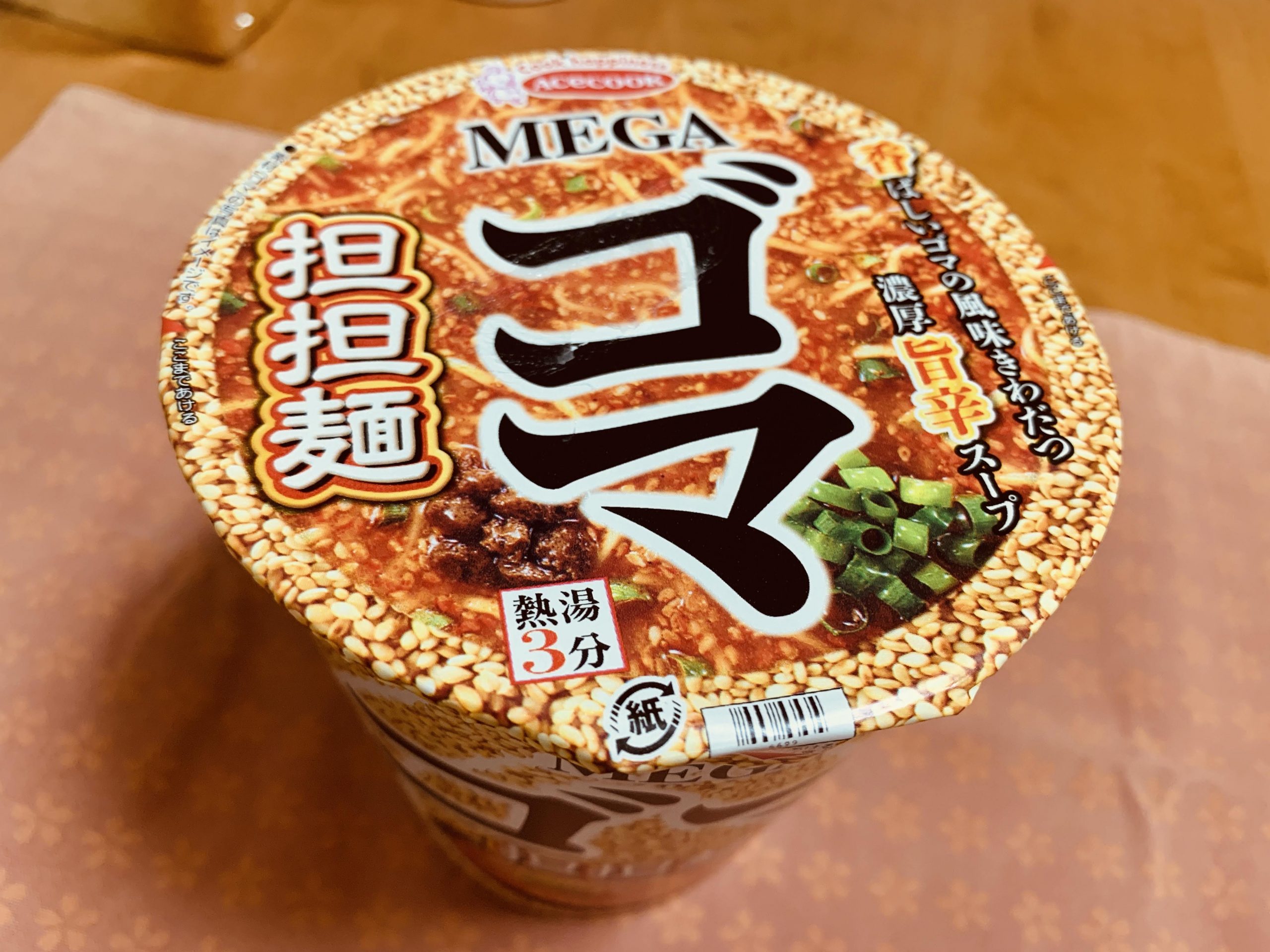 エースコックのカップ麺 “MEGAゴマ 担々麺”を食べてみる