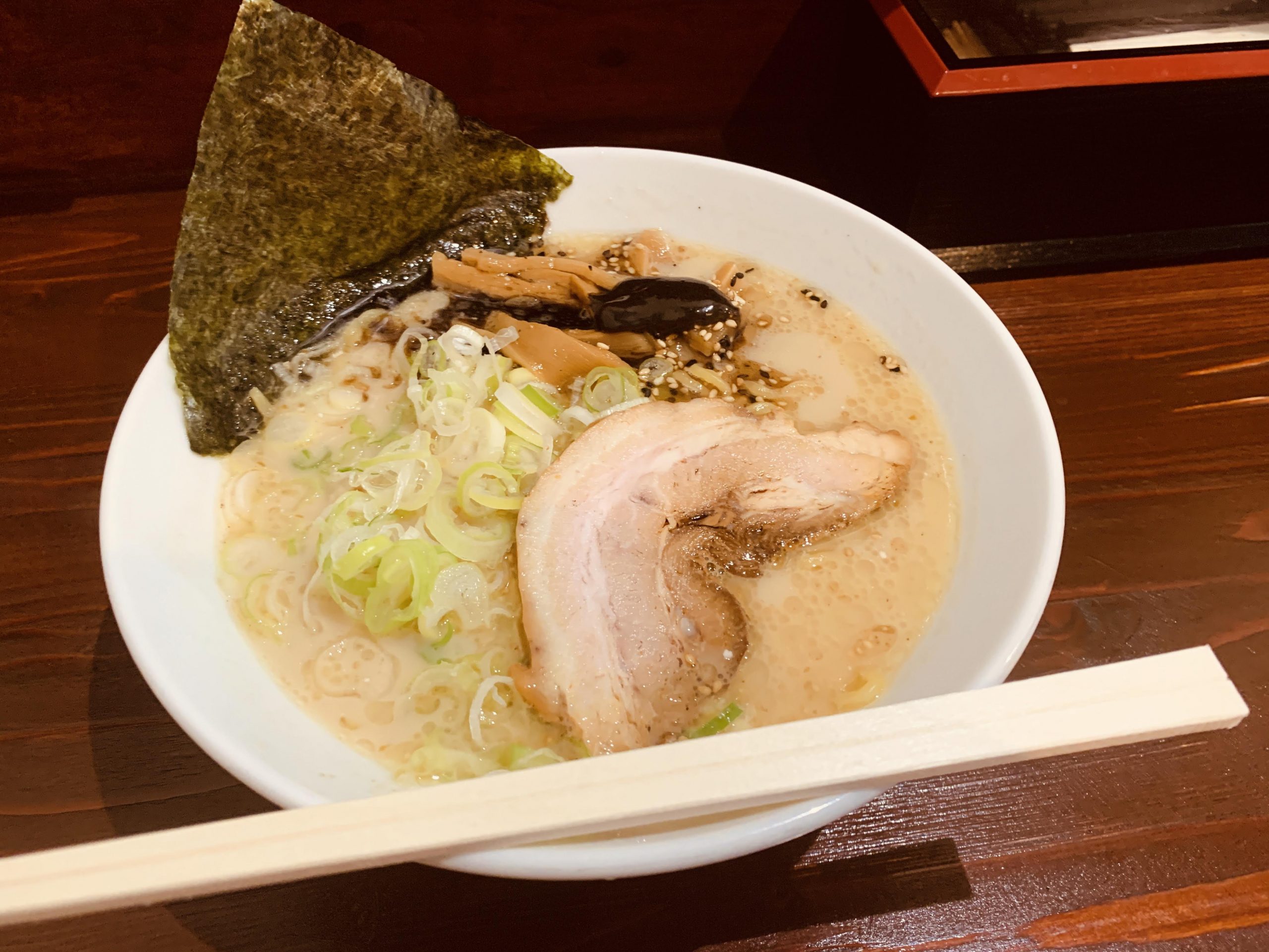 愛知県豊田市のラーメン屋 麺屋 八丸の”柚子香る塩豚骨ラーメン”を食べてみる