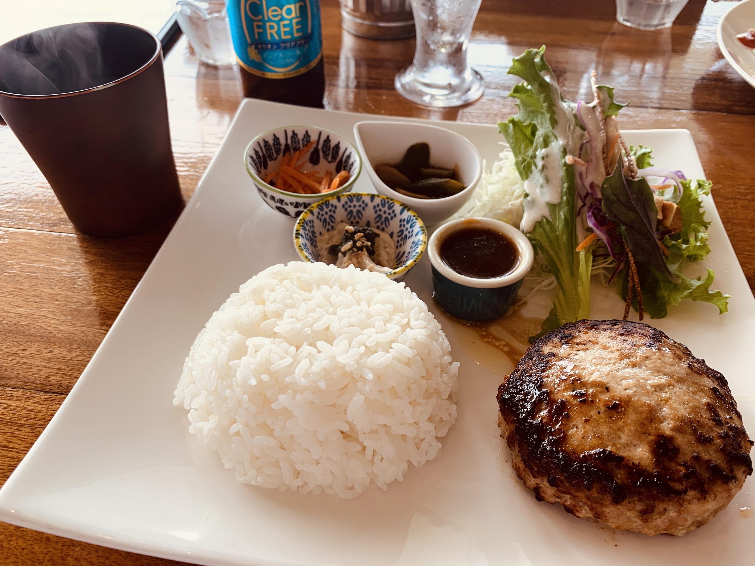 沖縄の古宇利島にあるカフェ Cafe フクルビで”やんばる島豚のハンバーグ”のランチを食べてみる