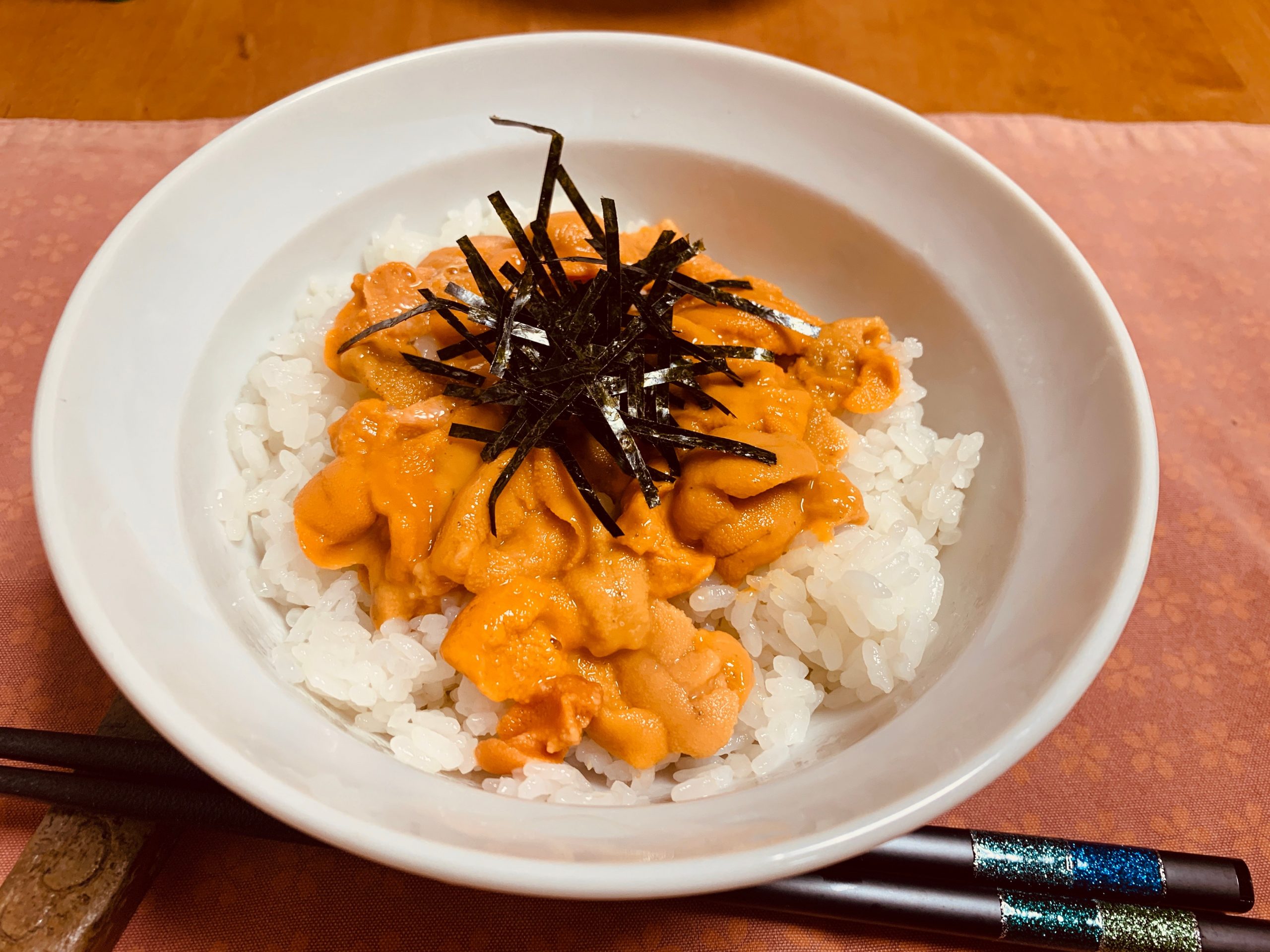 北海道札幌市の場外市場で買ってきた生うにを使ったうに丼を食べてみる