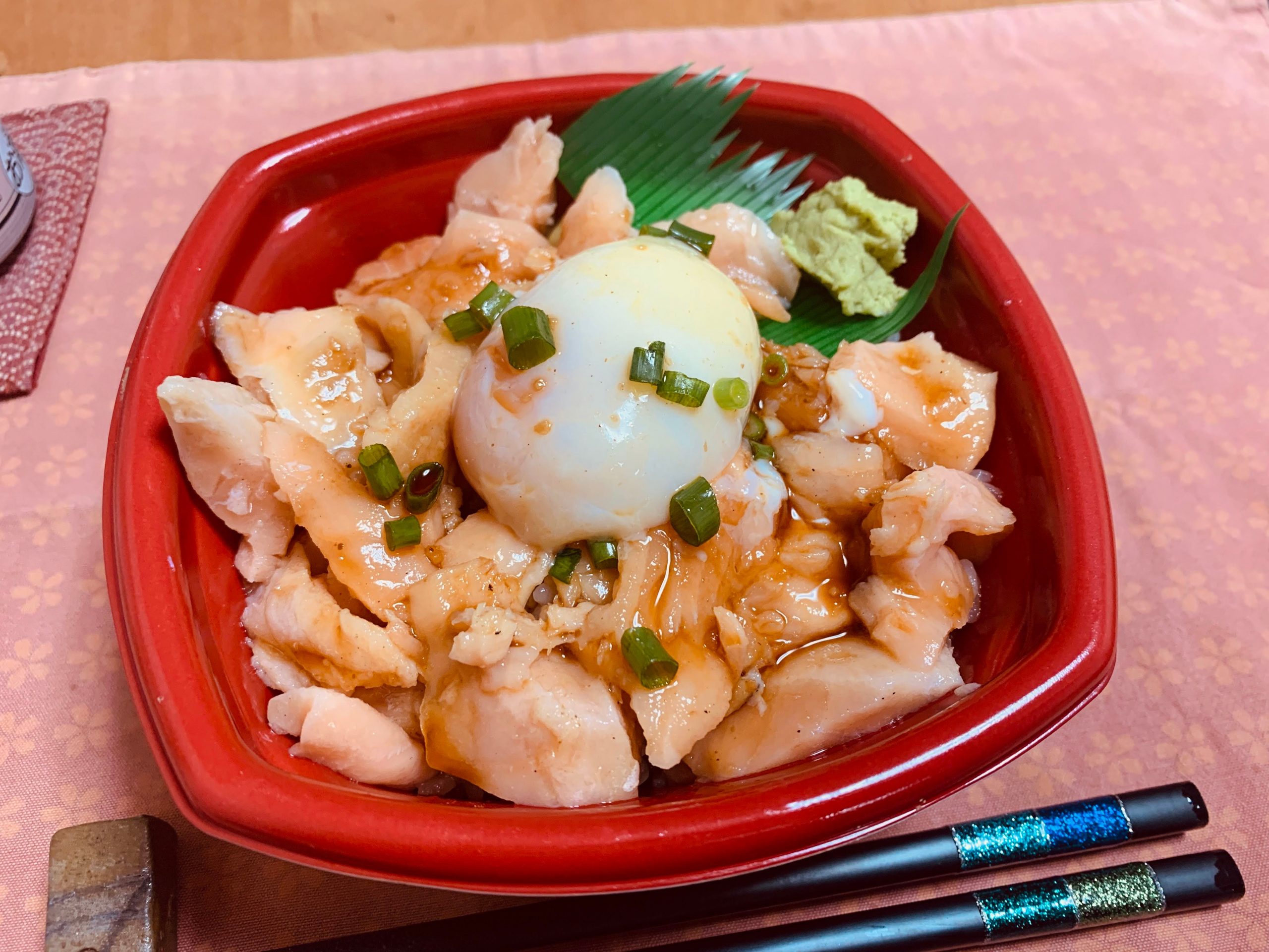 丼丸の”サーモンユッケ丼”を食べてみる