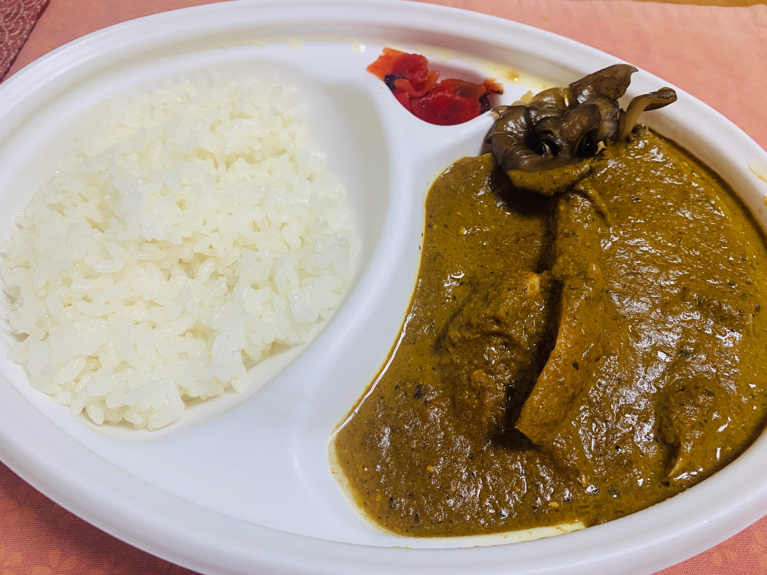 愛知県名古屋市の居酒屋 酒彩かき揚げ さんぼん木の”キノコたっぷりチキンカレー”をテイクアウトして食べてみる