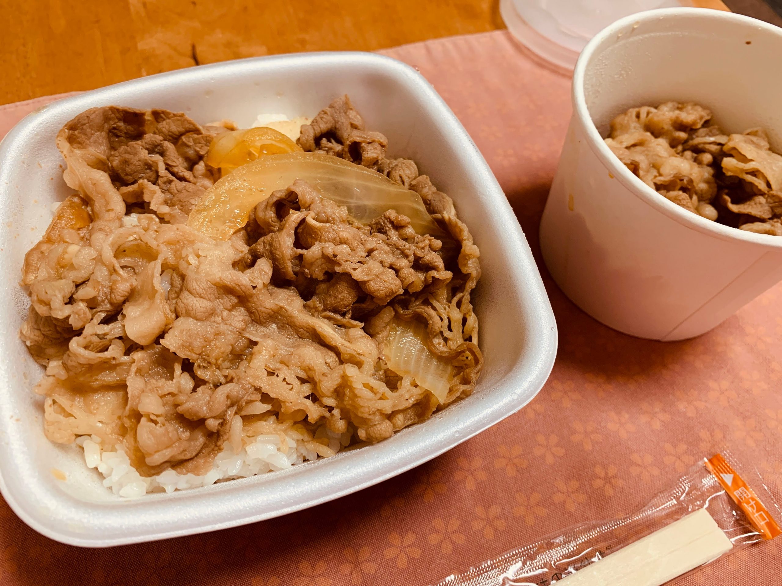 吉野家の”肉だく牛丼”をテイクアウトして食べてみる