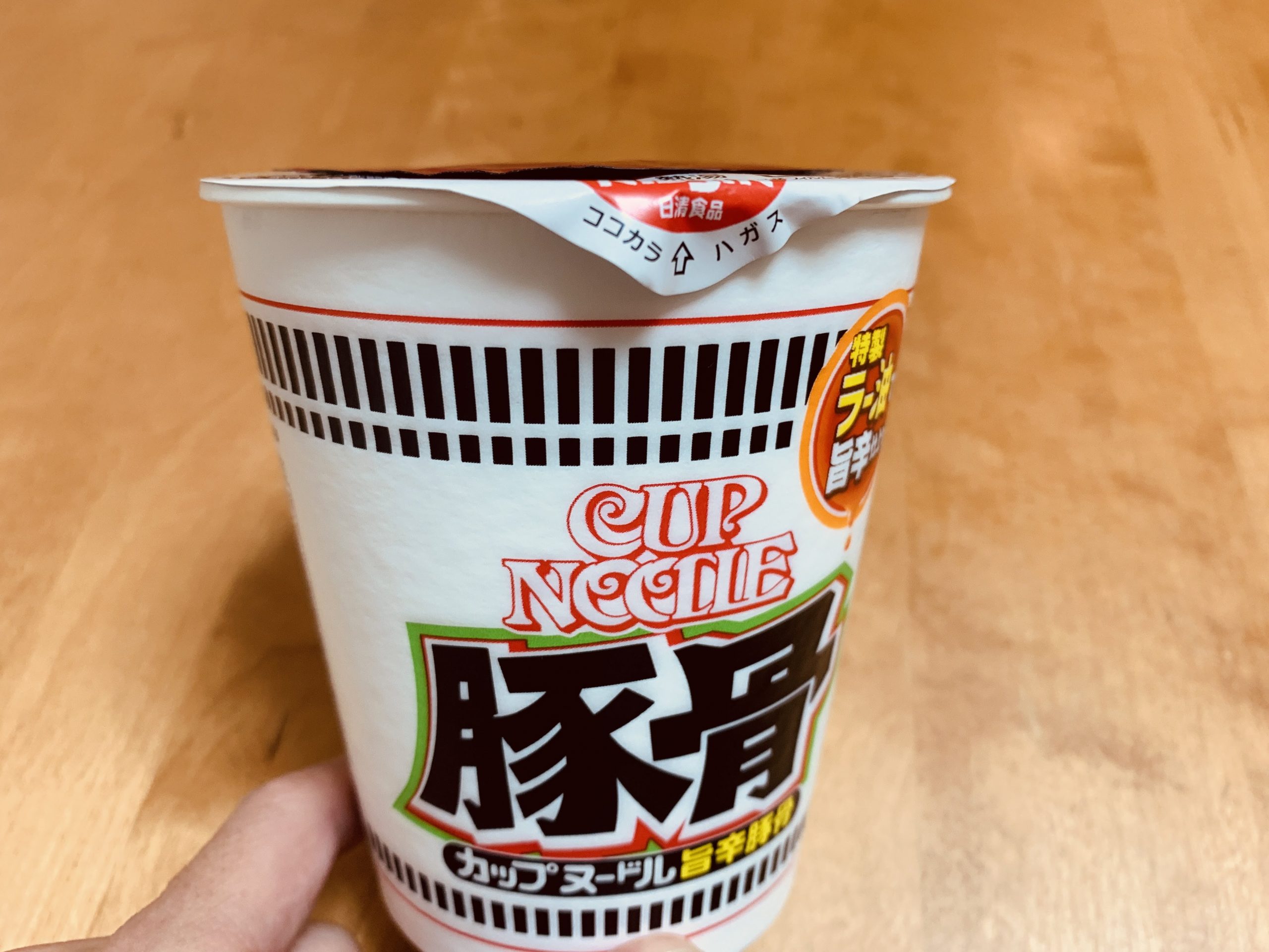 日清の”カップヌードル 旨辛豚骨”を食べてみる