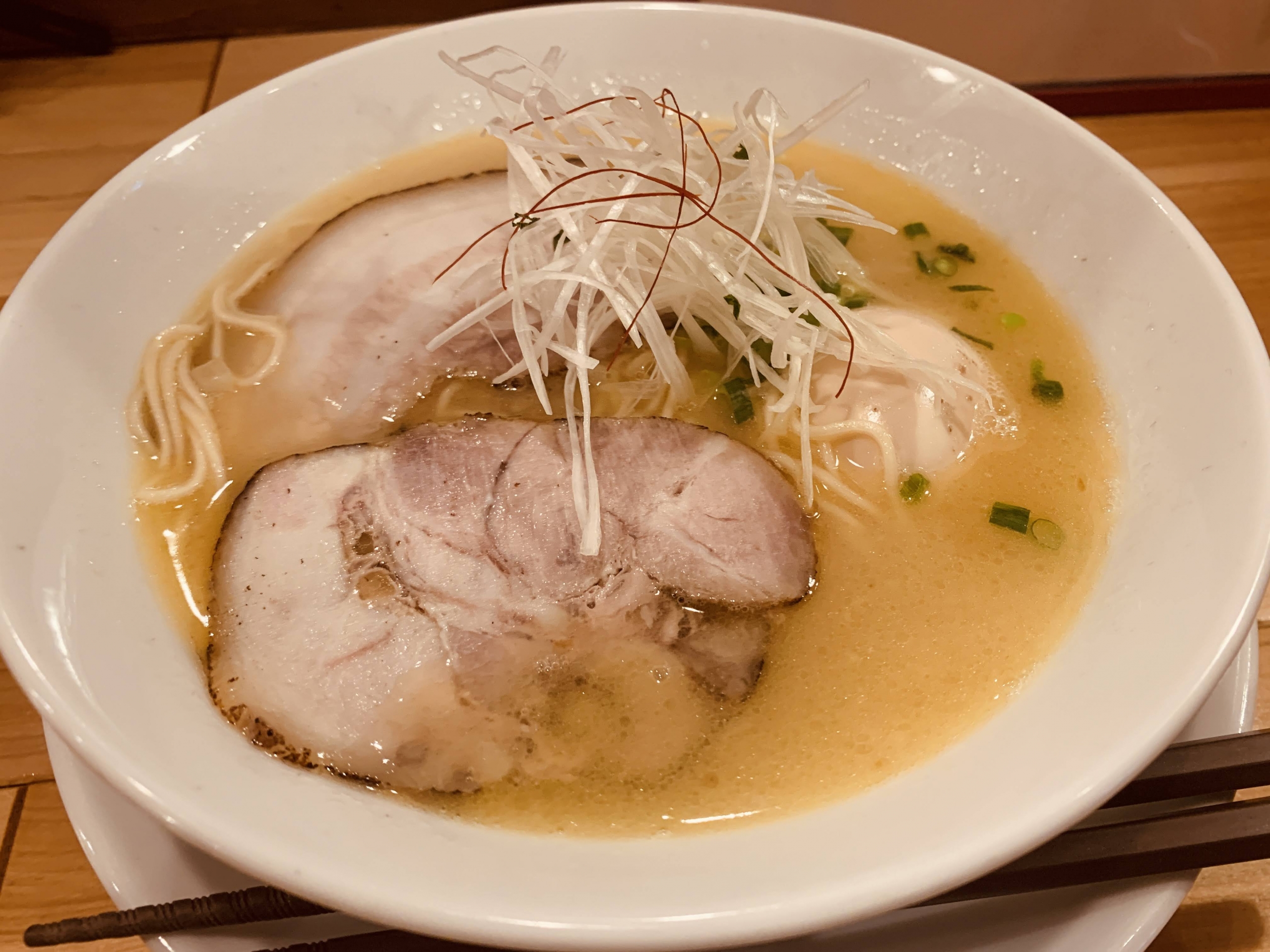 名古屋のラーメン屋 無化調鶏白湯ラーメン 麺舗 作一で”鶏白湯淡玉らーめん”を食べてみる