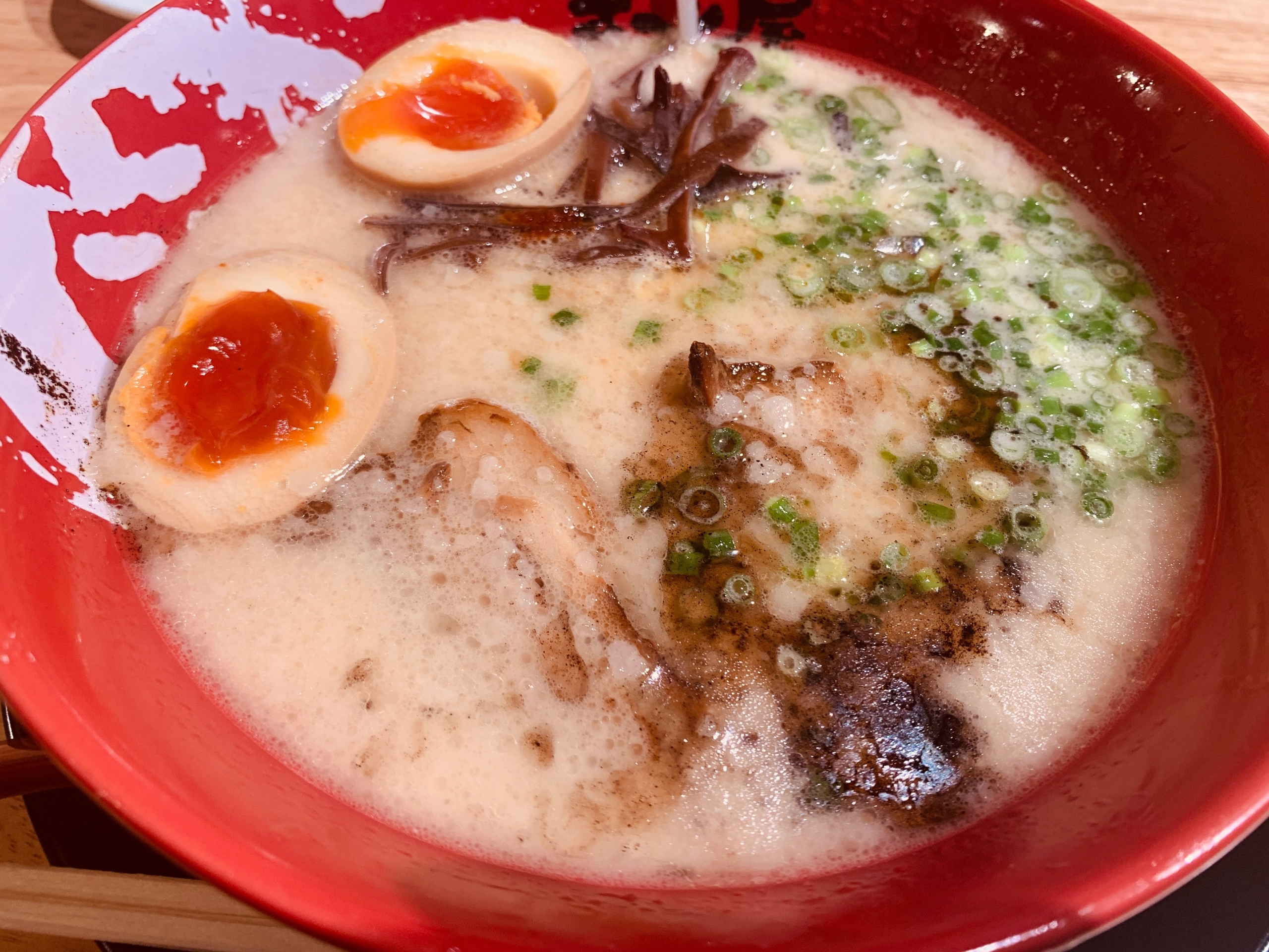 岐阜県のラーメン屋 ラーメンまこと屋の”半熟煮玉子 牛じゃんラーメン”を食べてみる