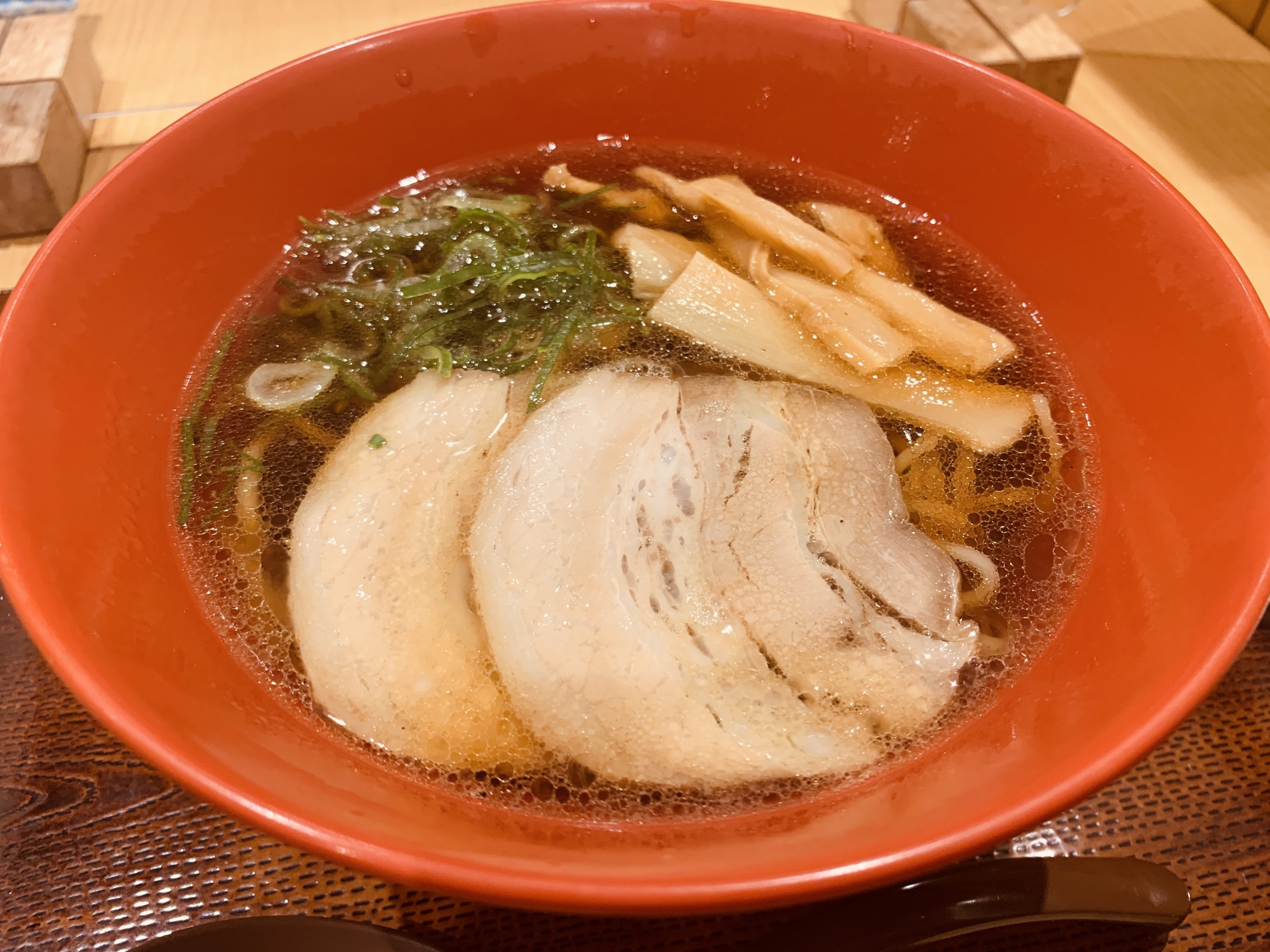 鈴鹿SAのフードコートにあるラーメン屋 鈴鹿らーめん 啜乱会で”醤油ラーメン”を食べてみる