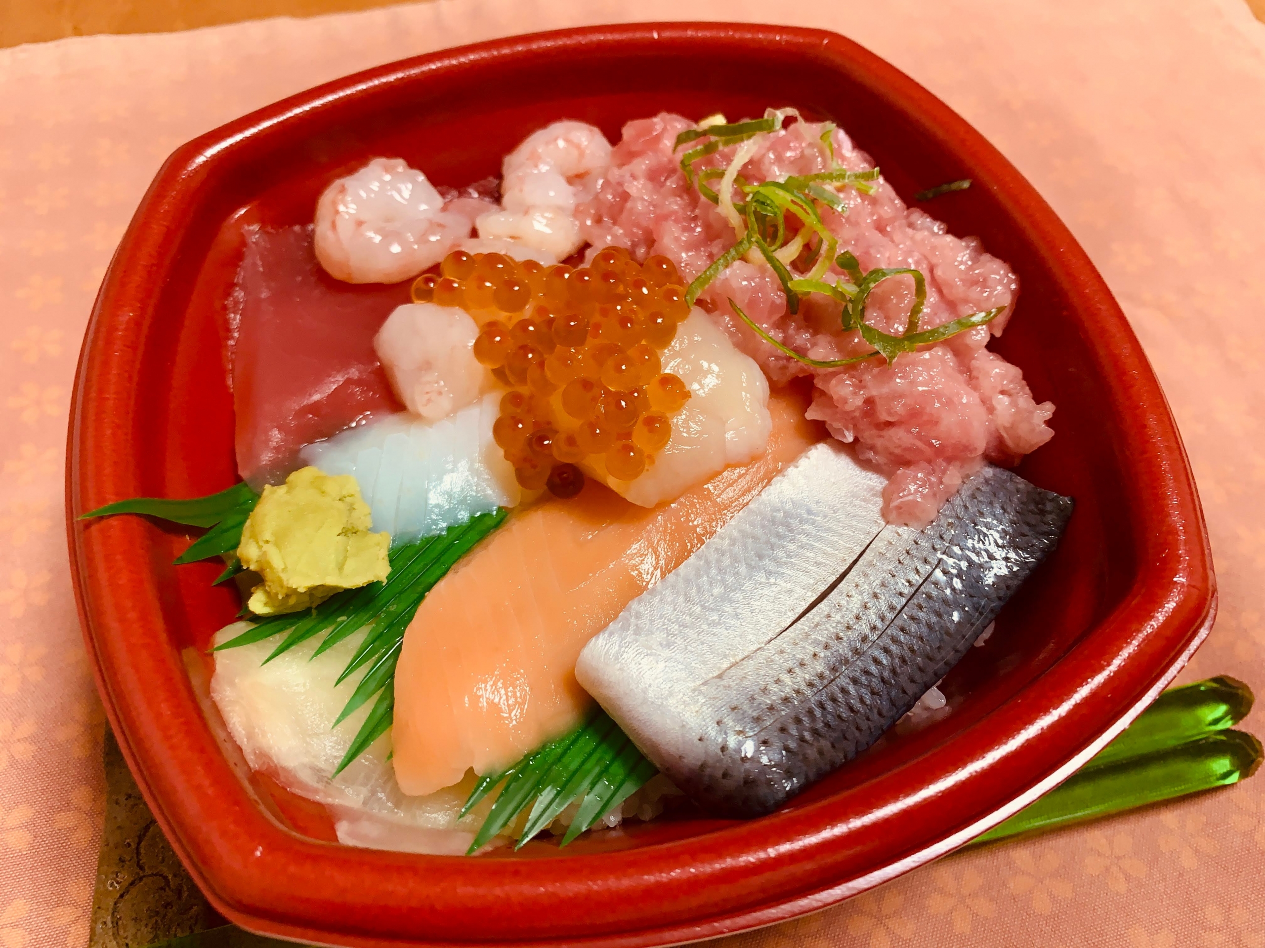 丼丸の”うお丸丼”をテイクアウトして食べてみる