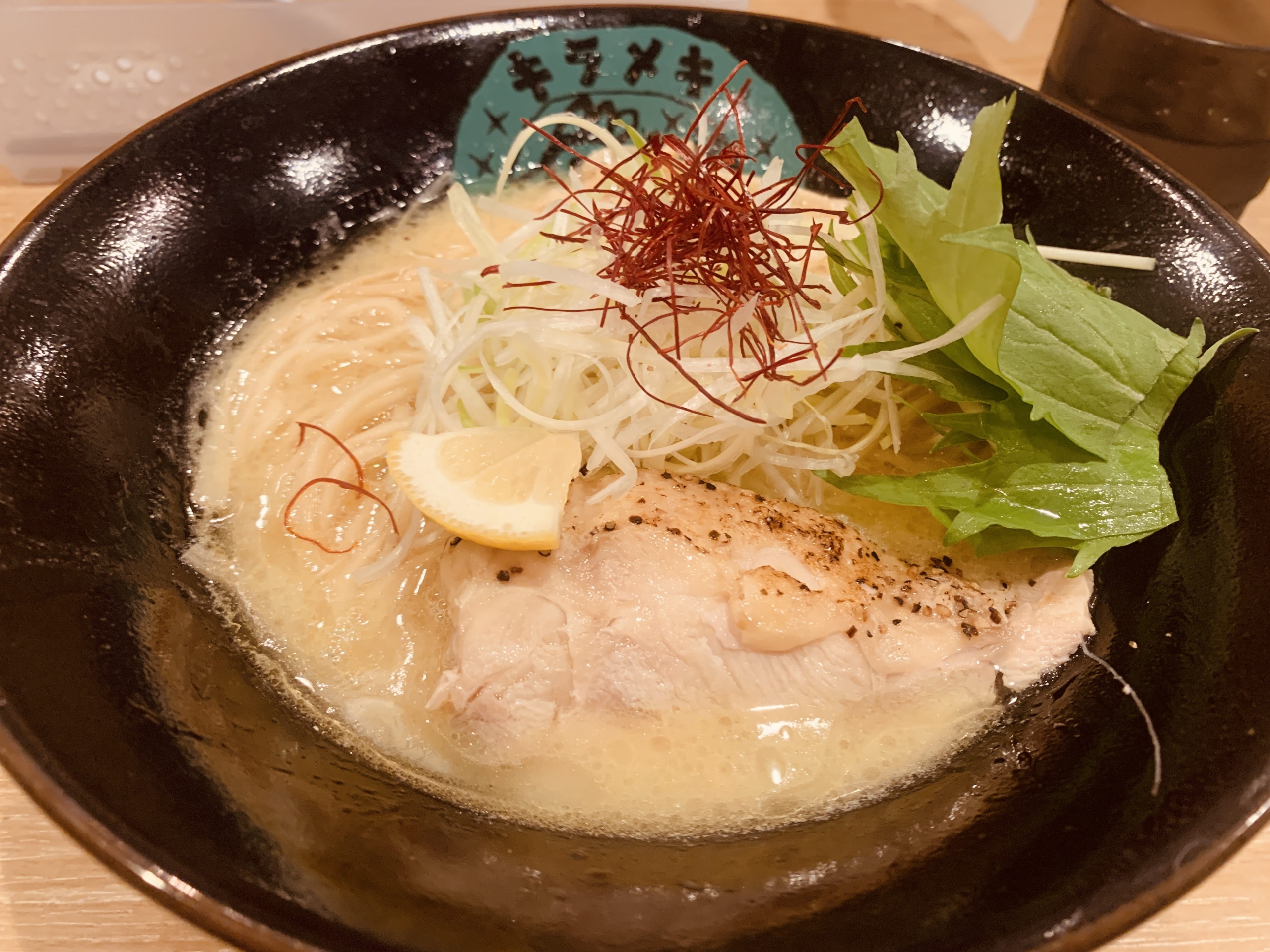 京都市のラーメン屋 コムギノキラメキで”鶏白湯らーめん(塩)”を食べてみる