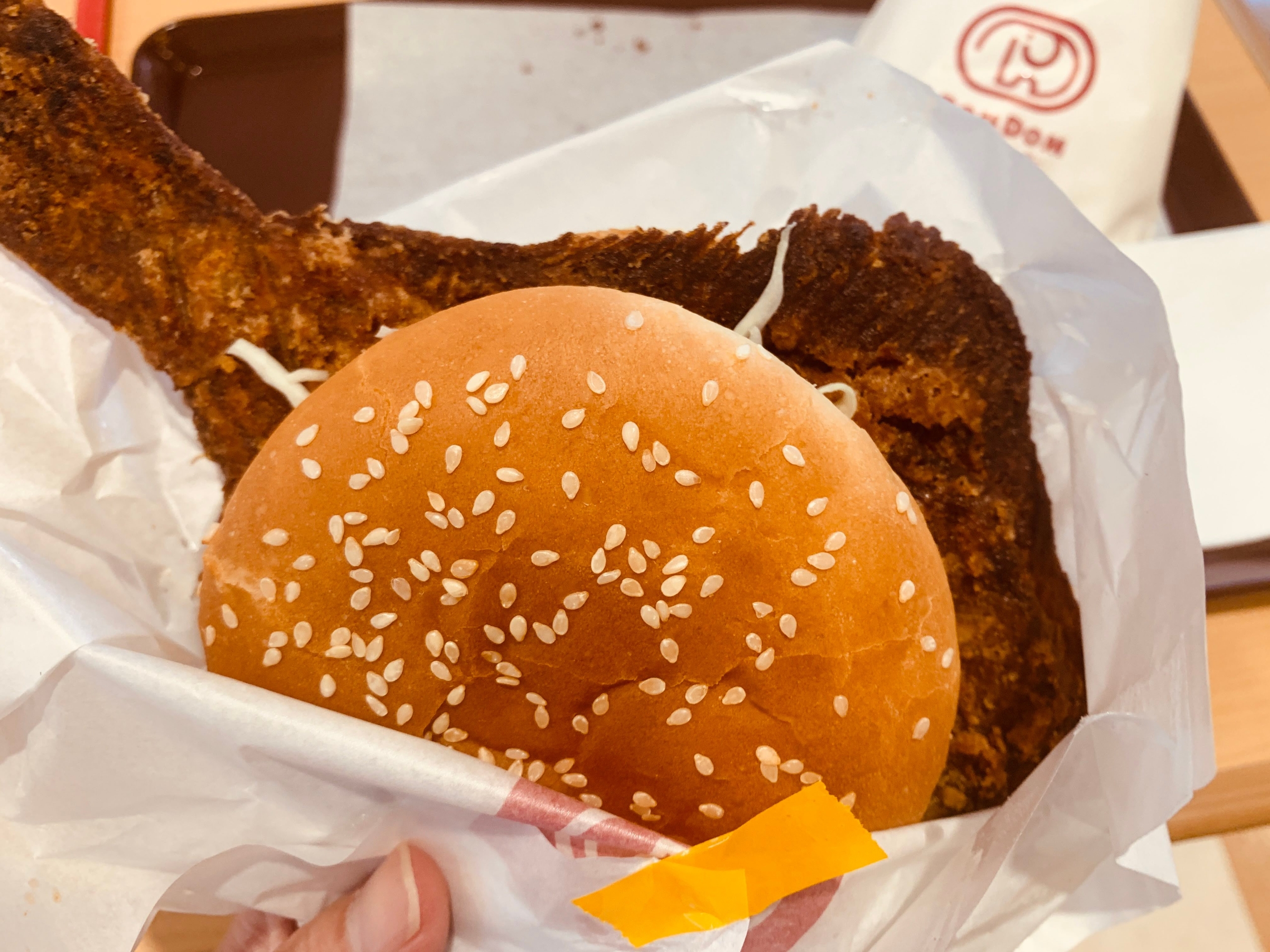 ドムドムハンバーガーの”丸ごと!!カレイバーガー”を食べてみる