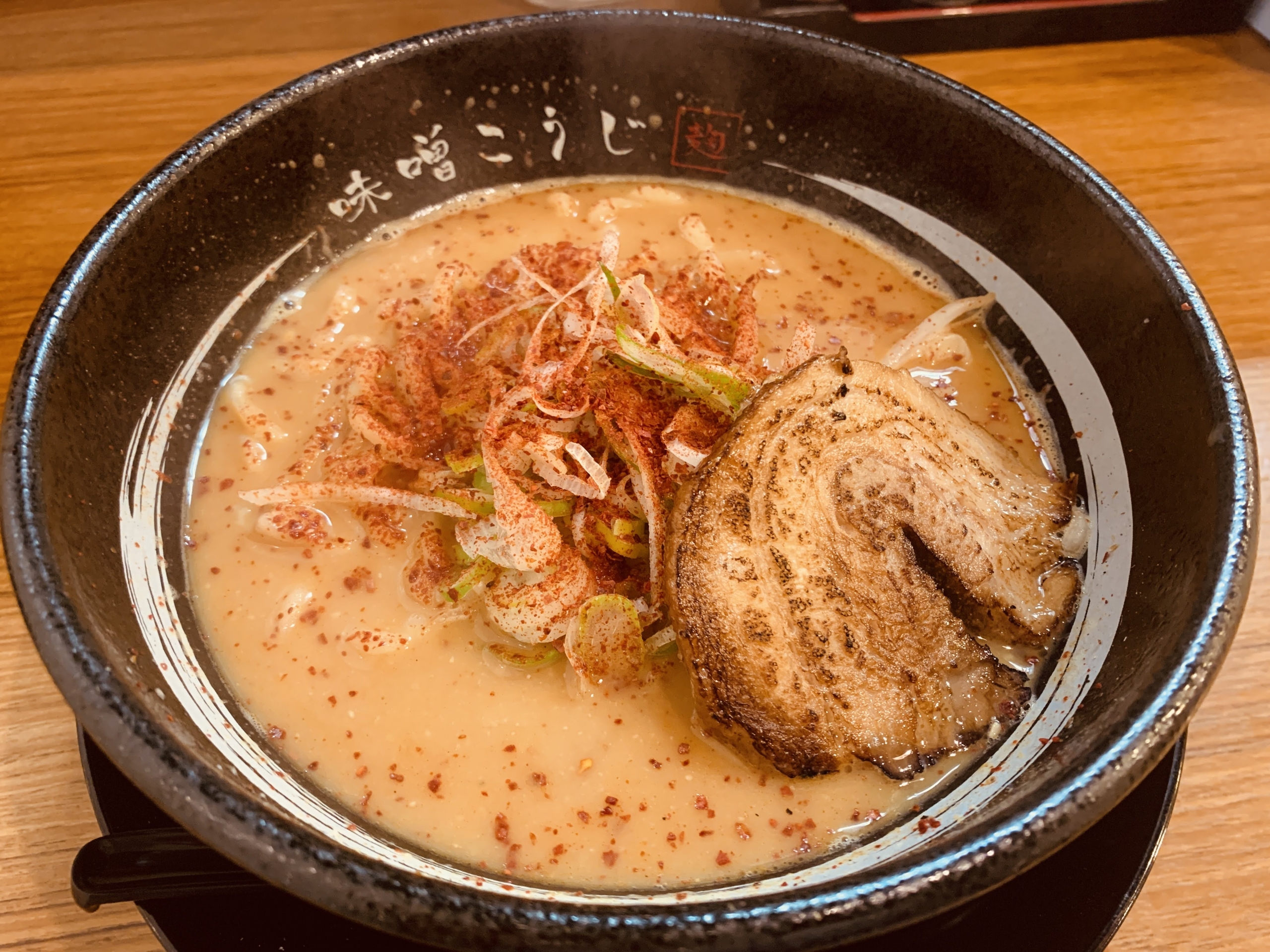 名古屋のラーメン屋 味噌こうじで”辛味噌赤ラーメン”を食べてみる