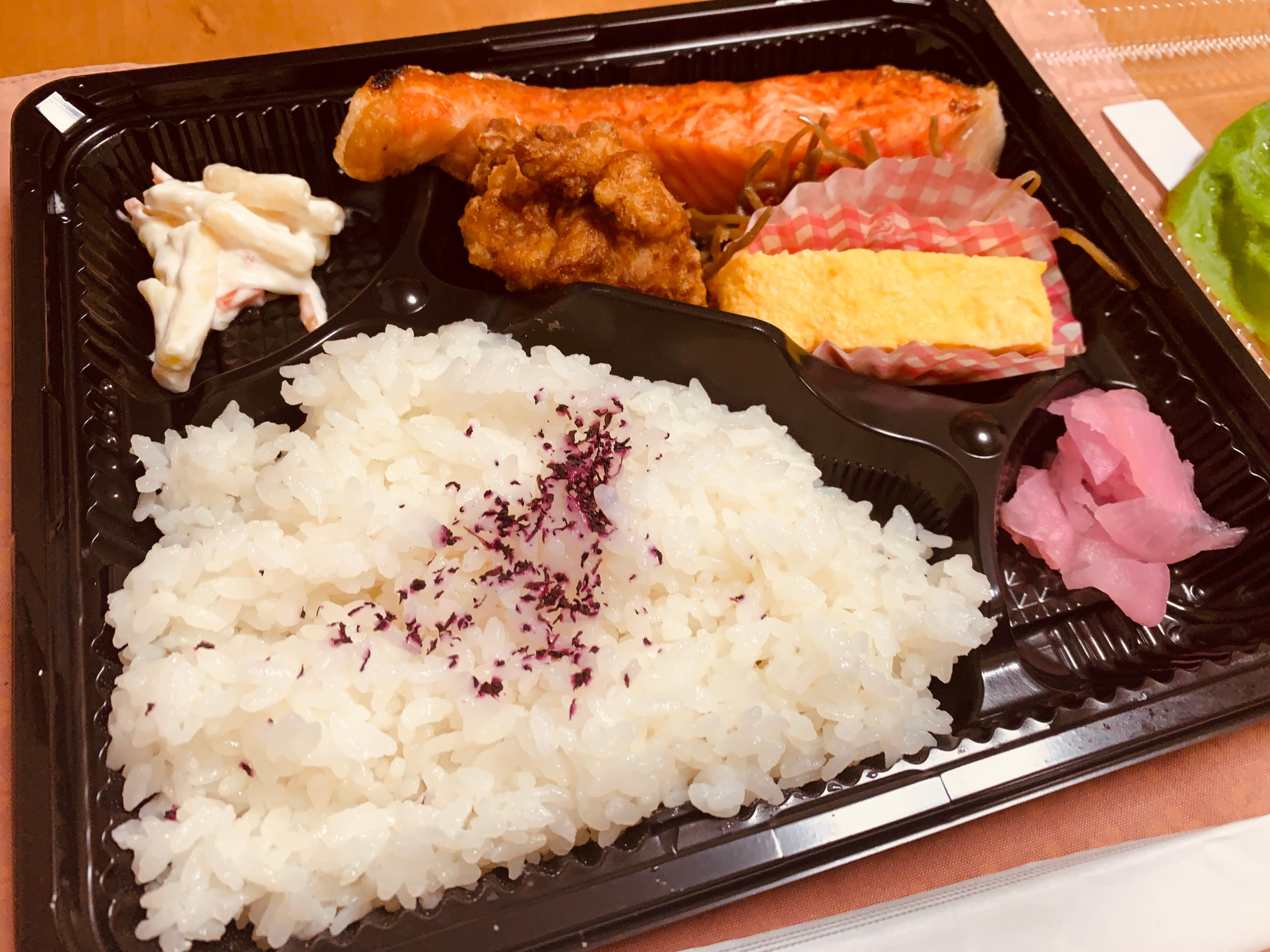 名古屋市の定食屋 ごはんや 名古屋天白食堂の”鮭弁当”をテイクアウトして食べてみる