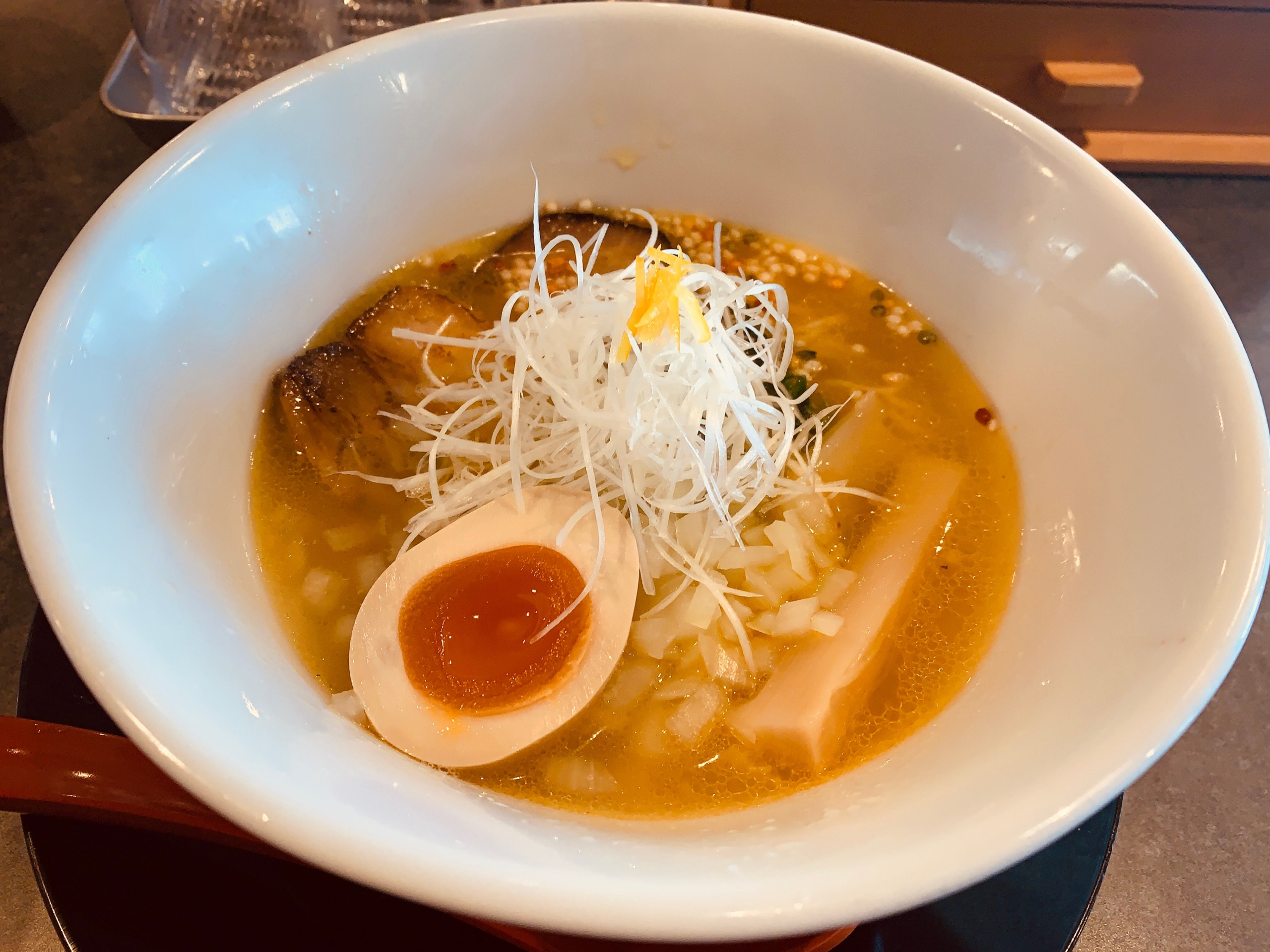 愛知県日進市のラーメン屋 手もみラーメン 来楽軒の”柚子塩ラーメン”を食べてみる