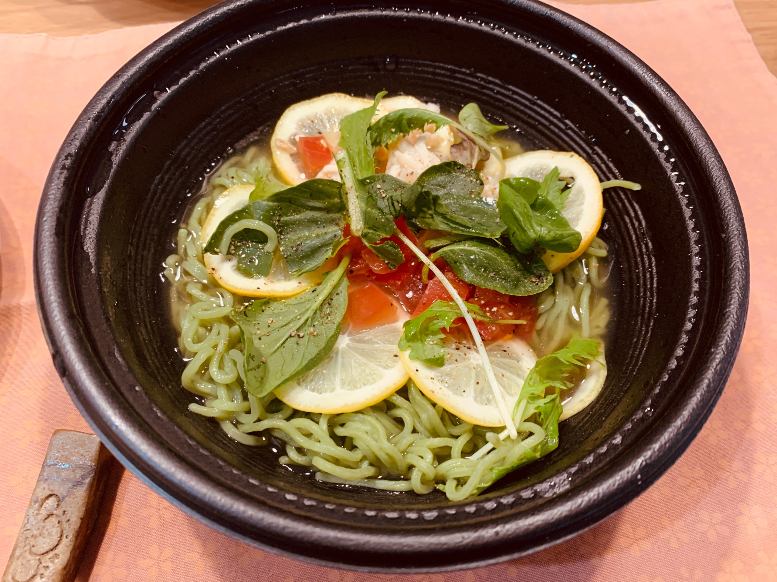 ガストの”冷やし塩レモンラーメン”をデリバリーしてもらって食べてみる