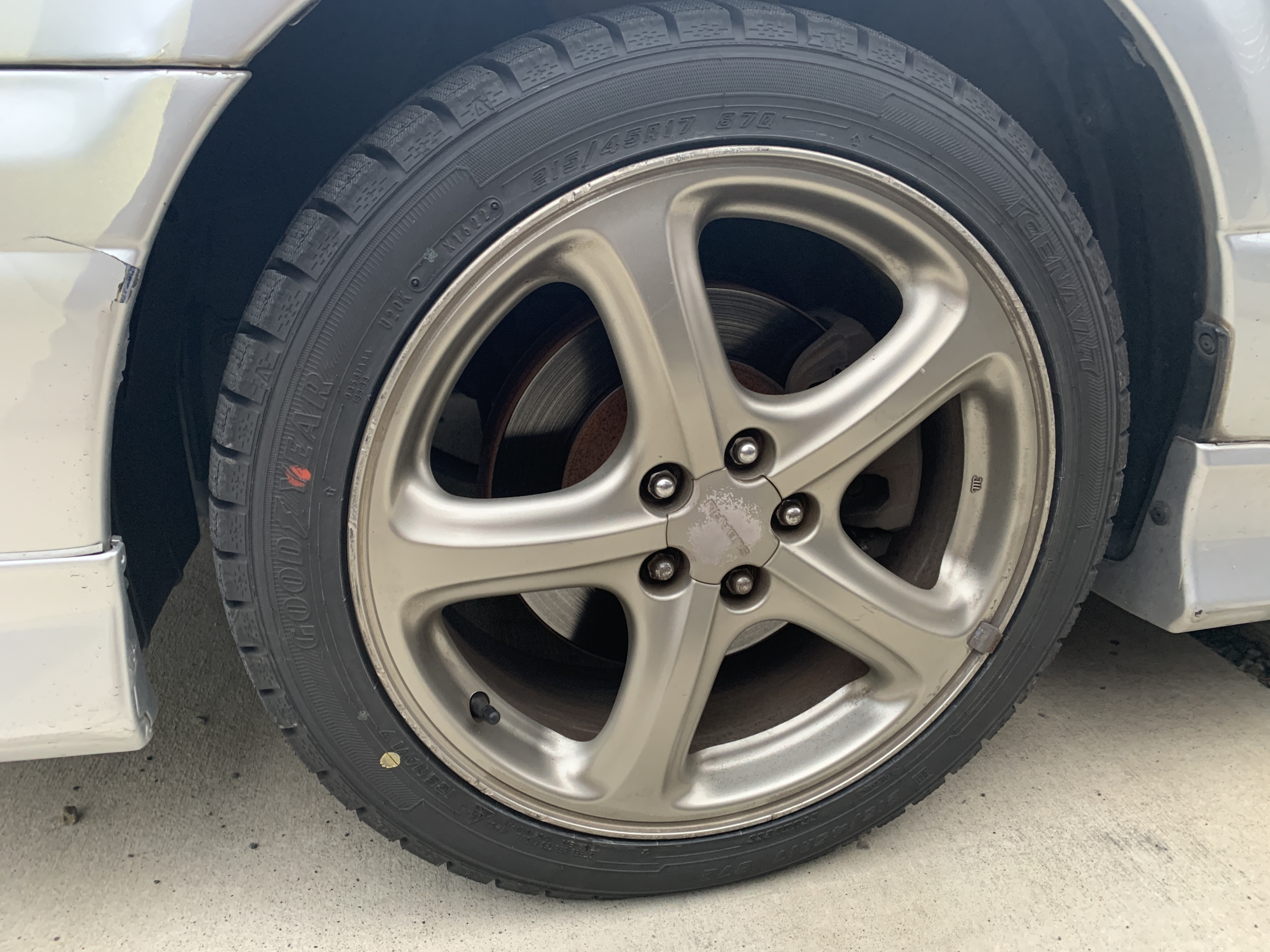 レガシィのタイヤをGOOD YEARのスタッドレス GOODYEAR ICE NAVI 7 215/45R17に交換してみる