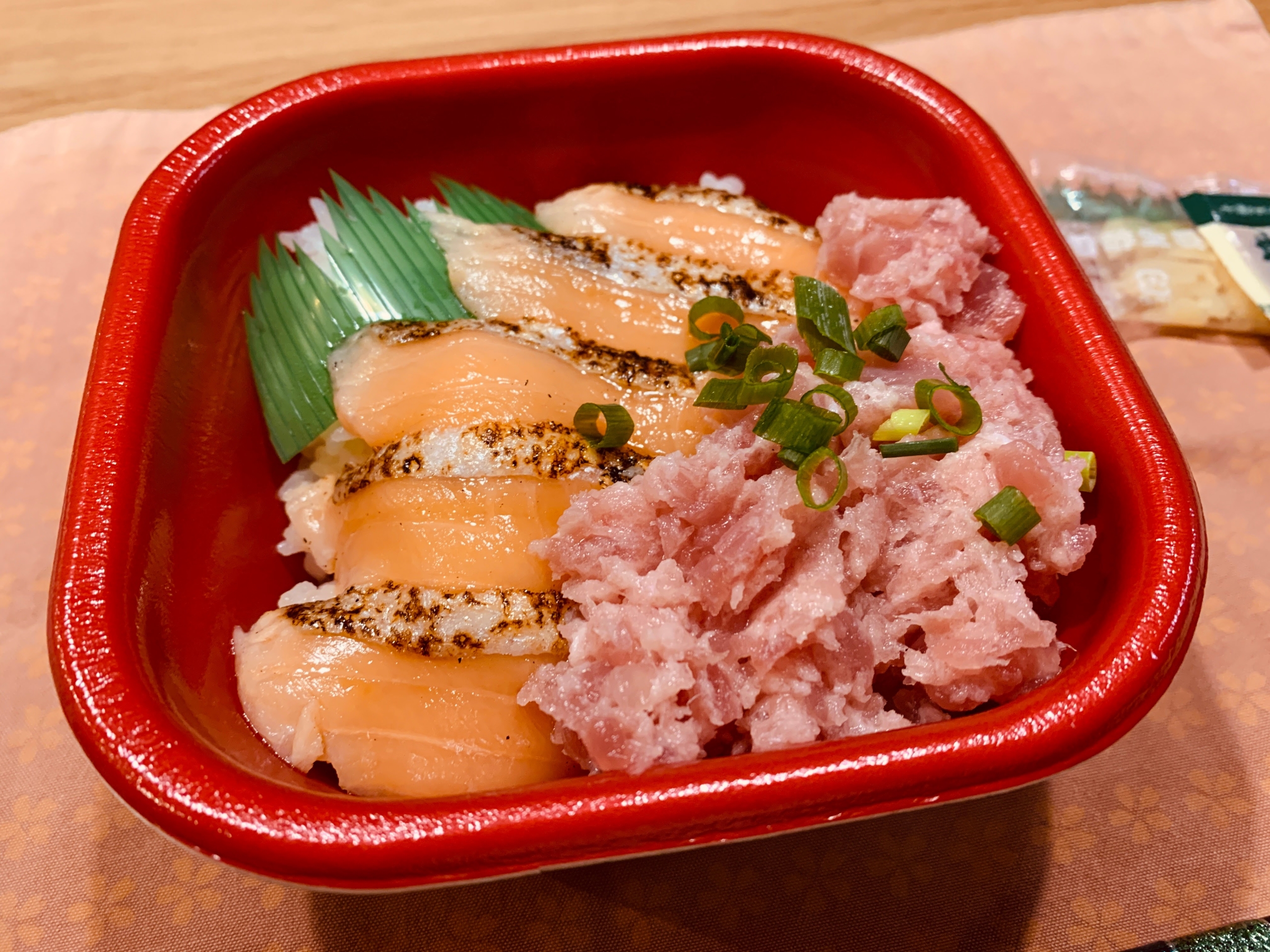 どん丸の”炙りトロサーモンネギトロ丼”をテイクアウトして食べてみる