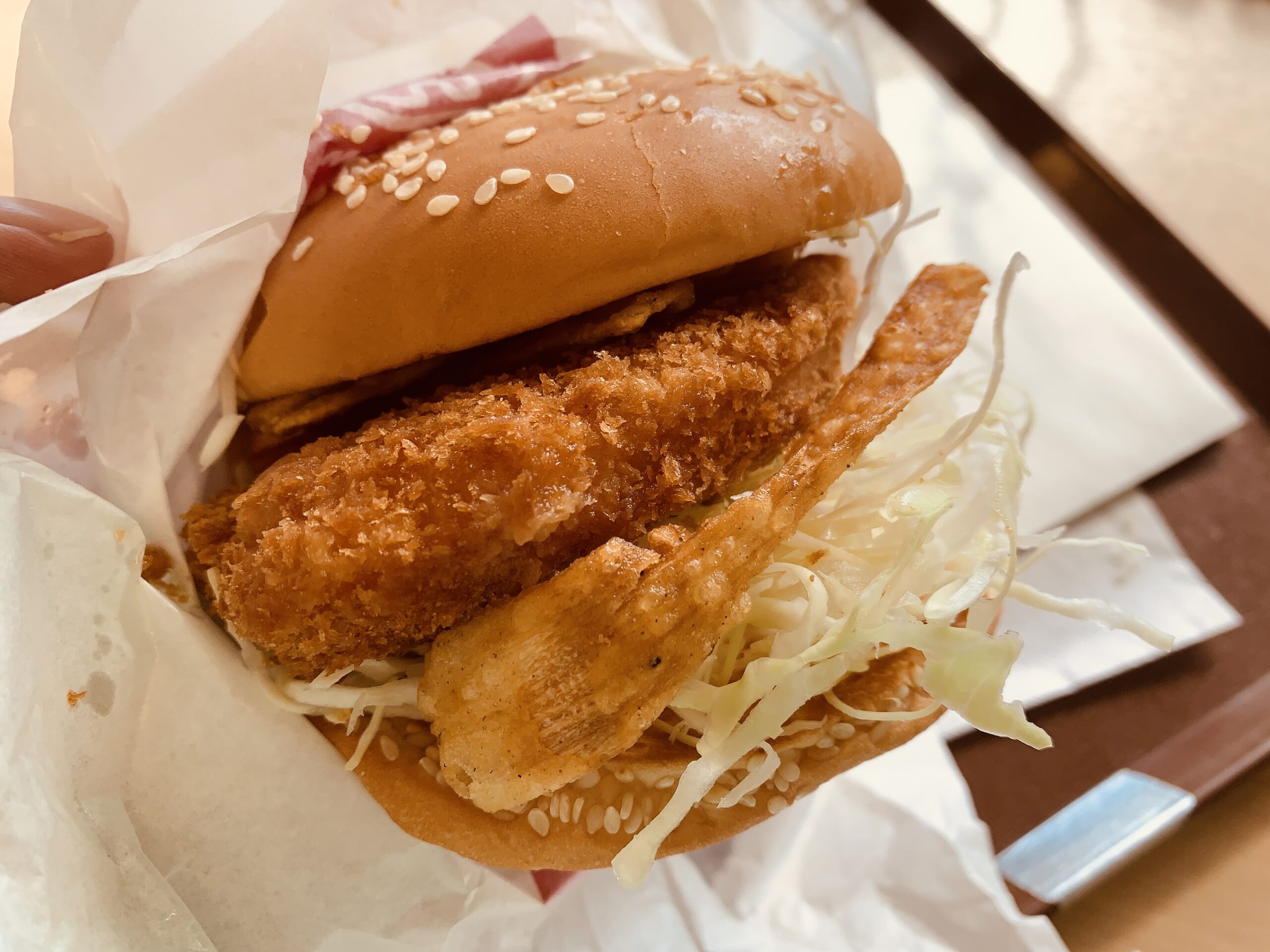 ドムドムバーガーで”ごぼうと生姜香る 味噌カツバーガー”を食べてみる