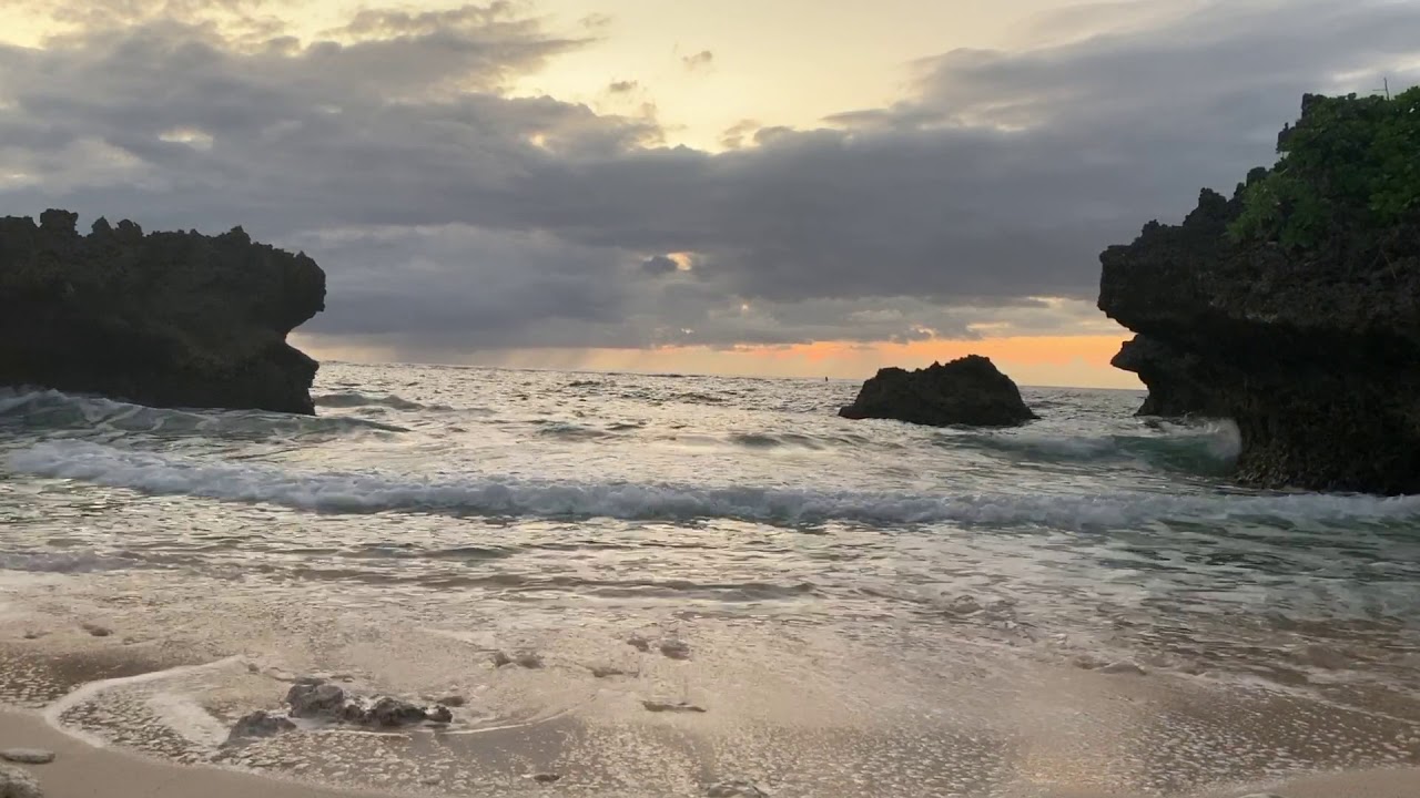 沖縄の万座ビーチ付近の日暮の海の様子を眺めてみる